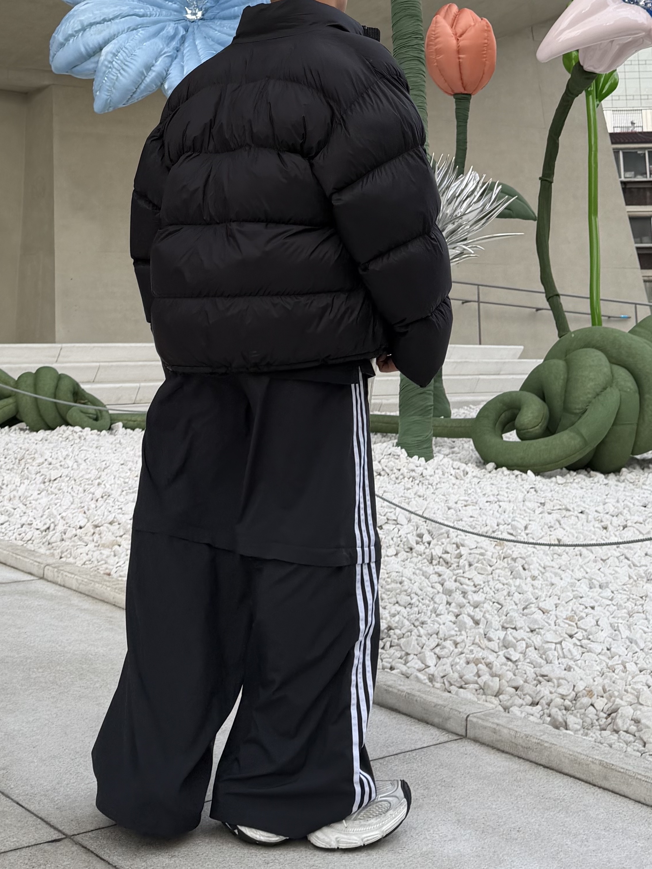 (W) Adidas Adilenium Season 2 Oversized Zip Off Track Pants Gender Neutral Black - KR Sizing, Balenciaga 10XL Sneakers White Grey Silver Black 착용 스타일 - 3