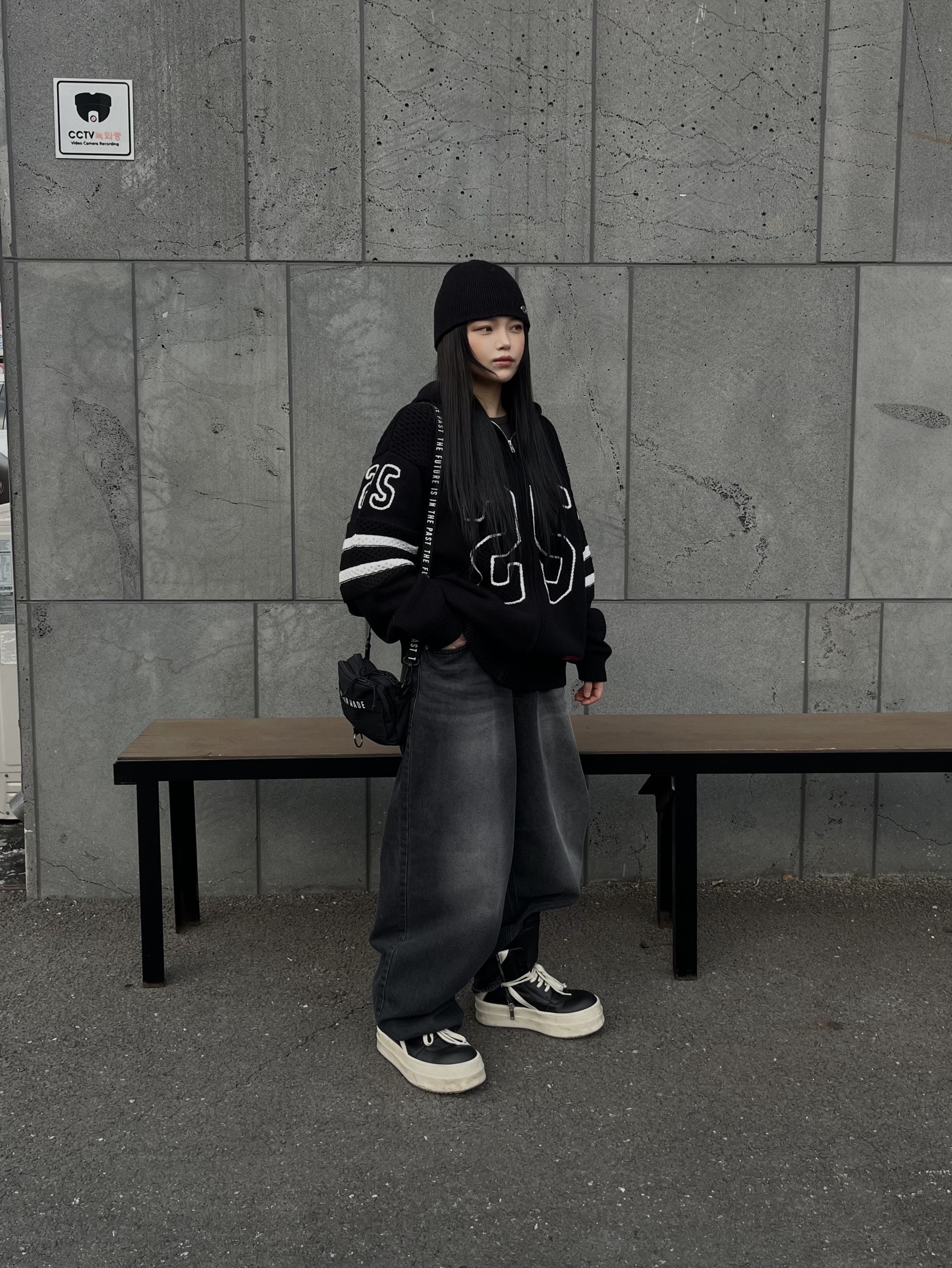 Rick Owens Hollywood Mega Bumper Geobasket in Full Grain Calf Leather Black Milk, Human Made Military Pouch Small Black 착용 스타일 - 3