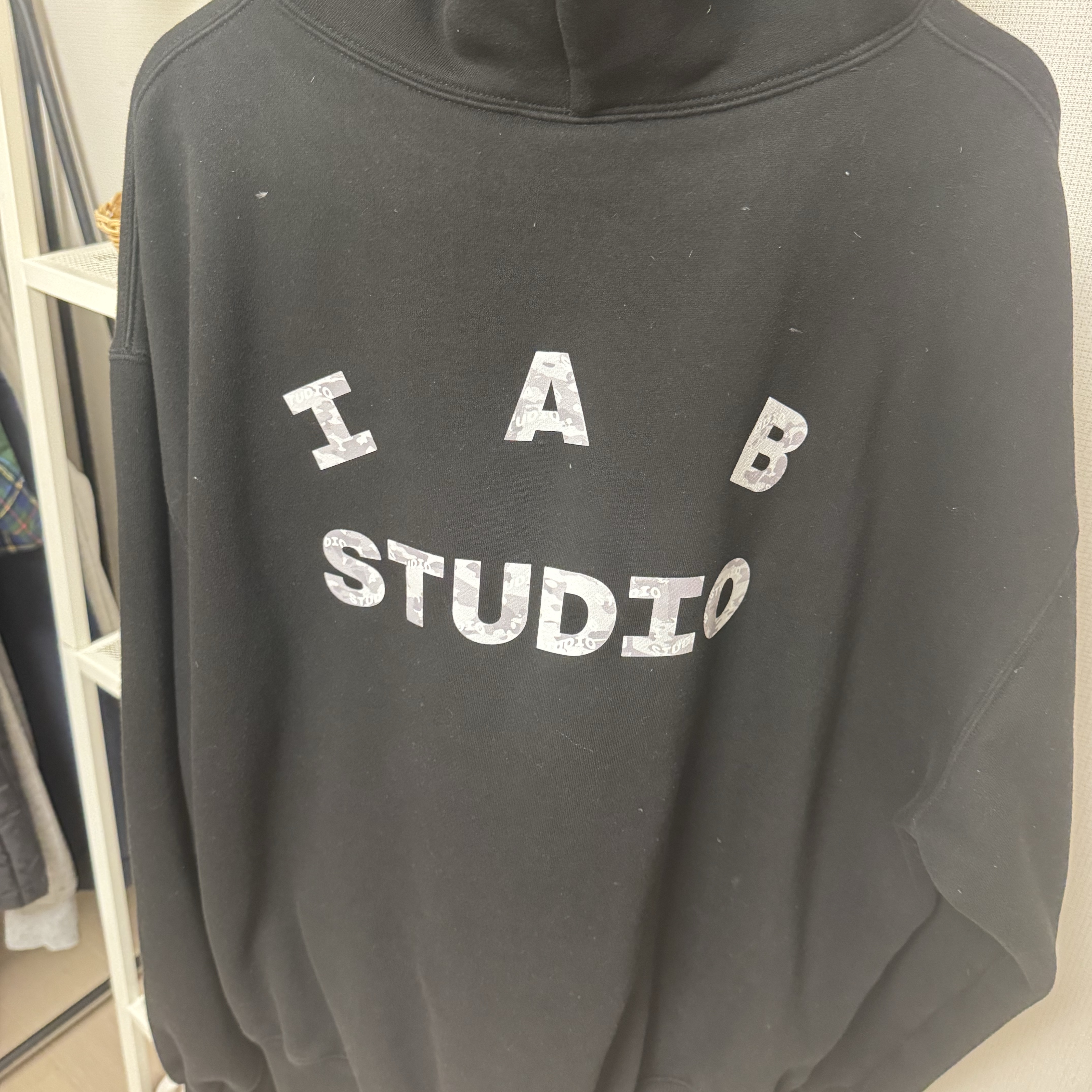 IAB Studio IAB Camo Logo Hoodie Black 착용 스타일 - 1
