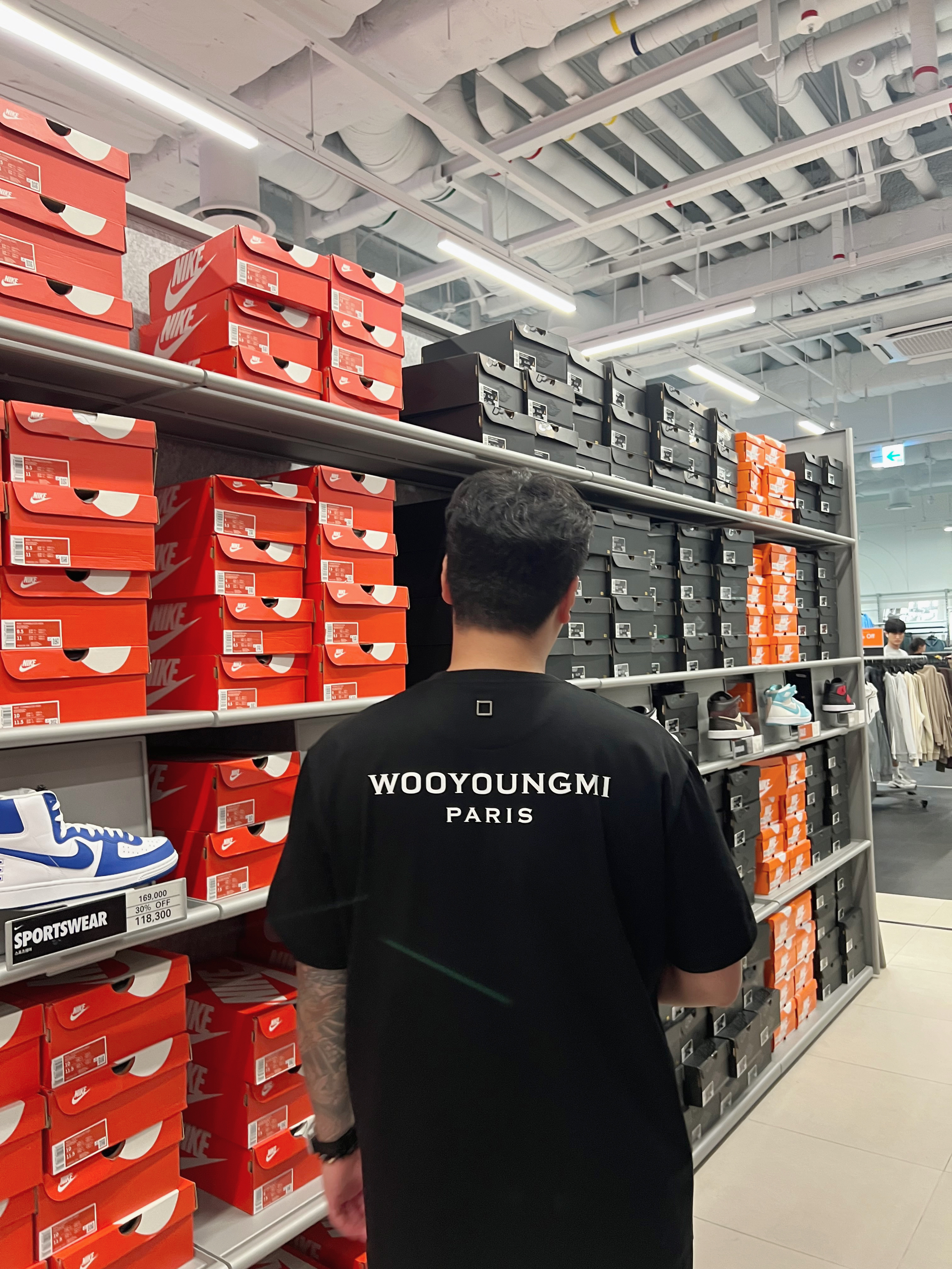 Wooyoungmi Cotton Back Logo T-Shirt Black - 24SS, Nike Dunk Low Retro Varsity Green 착용 스타일 - 1