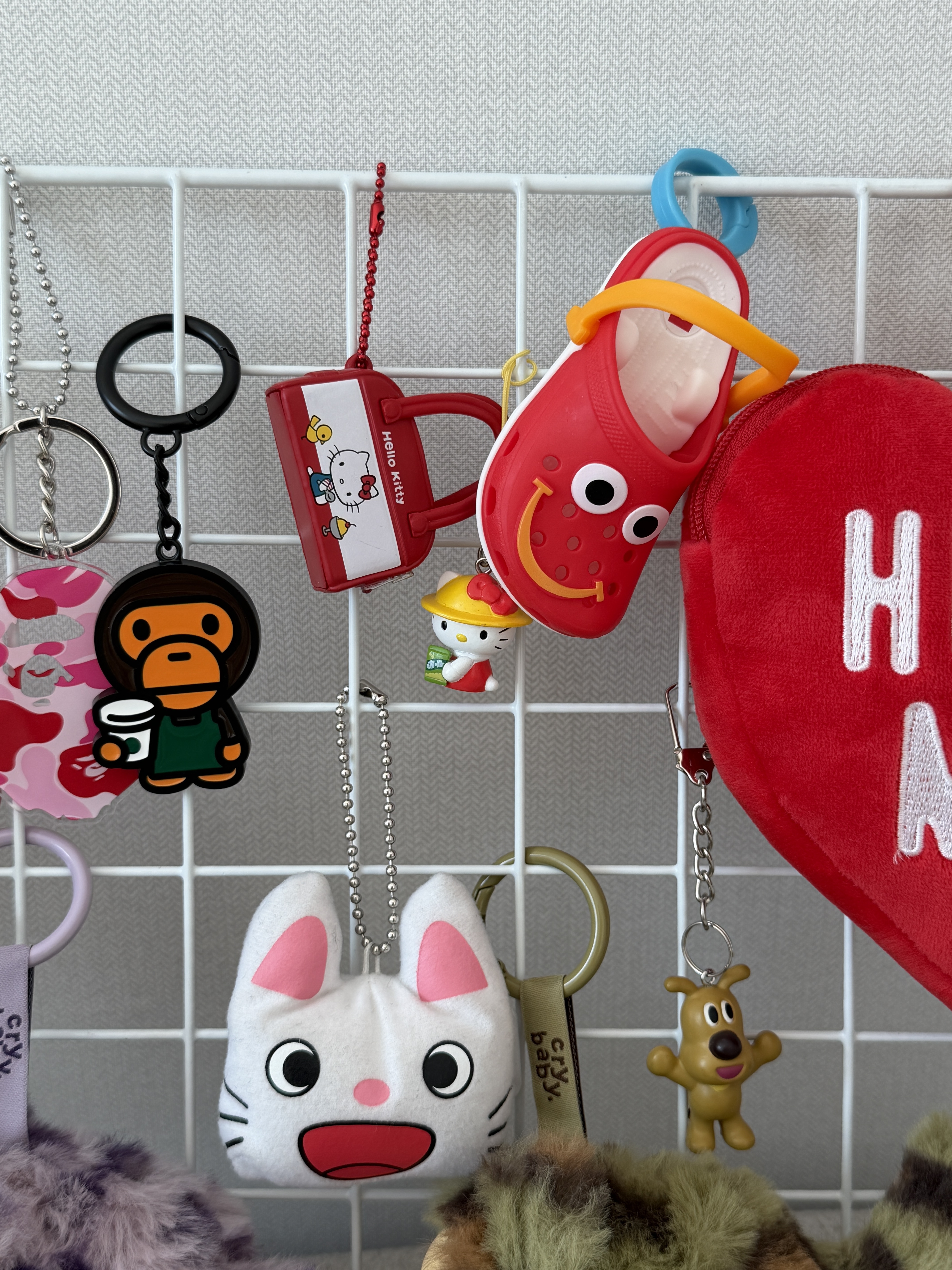 Starbucks x BAPE Baby Milo Keychain, BAPE ABC Camo Ape Head Acrylic Keychain Pink 착용 스타일 - 2