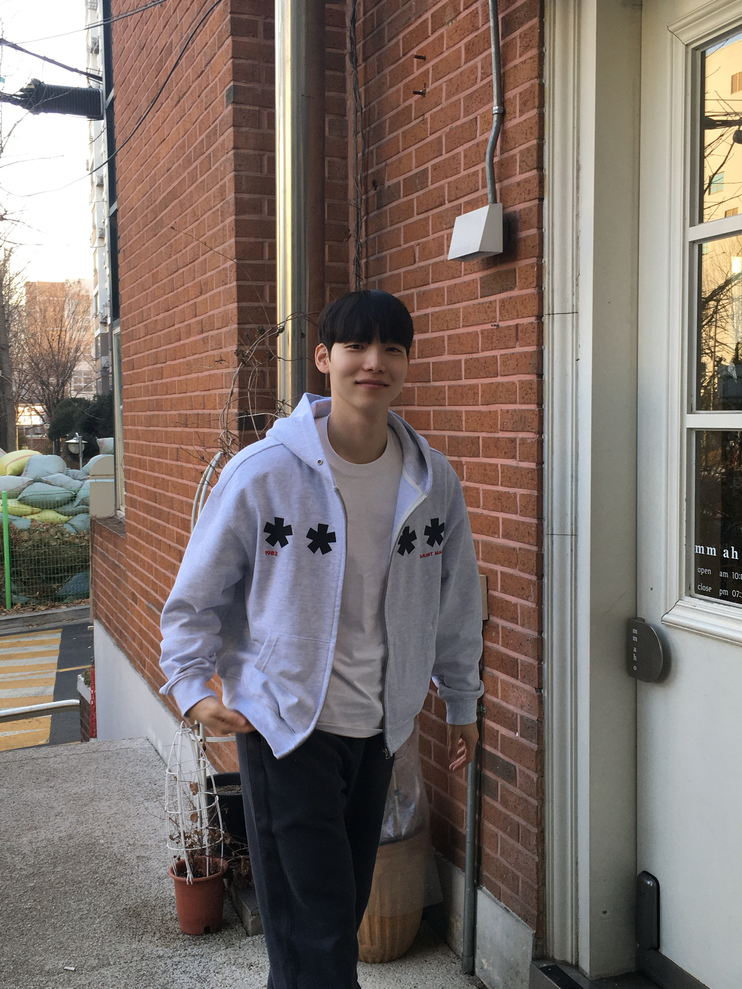Uniqlo x Needles Fleece Wide Pants Dark Gray - KR, AMOU Square Star Hoodie Zip Up White Melange 착용 스타일 - 1