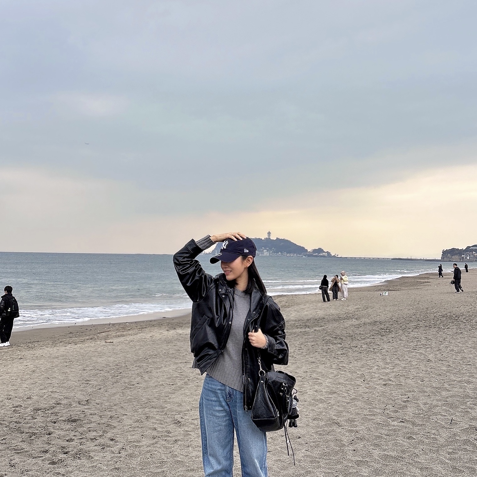 New Era x MoMA New York Yankees Cap Navy 착용 스타일 - 2