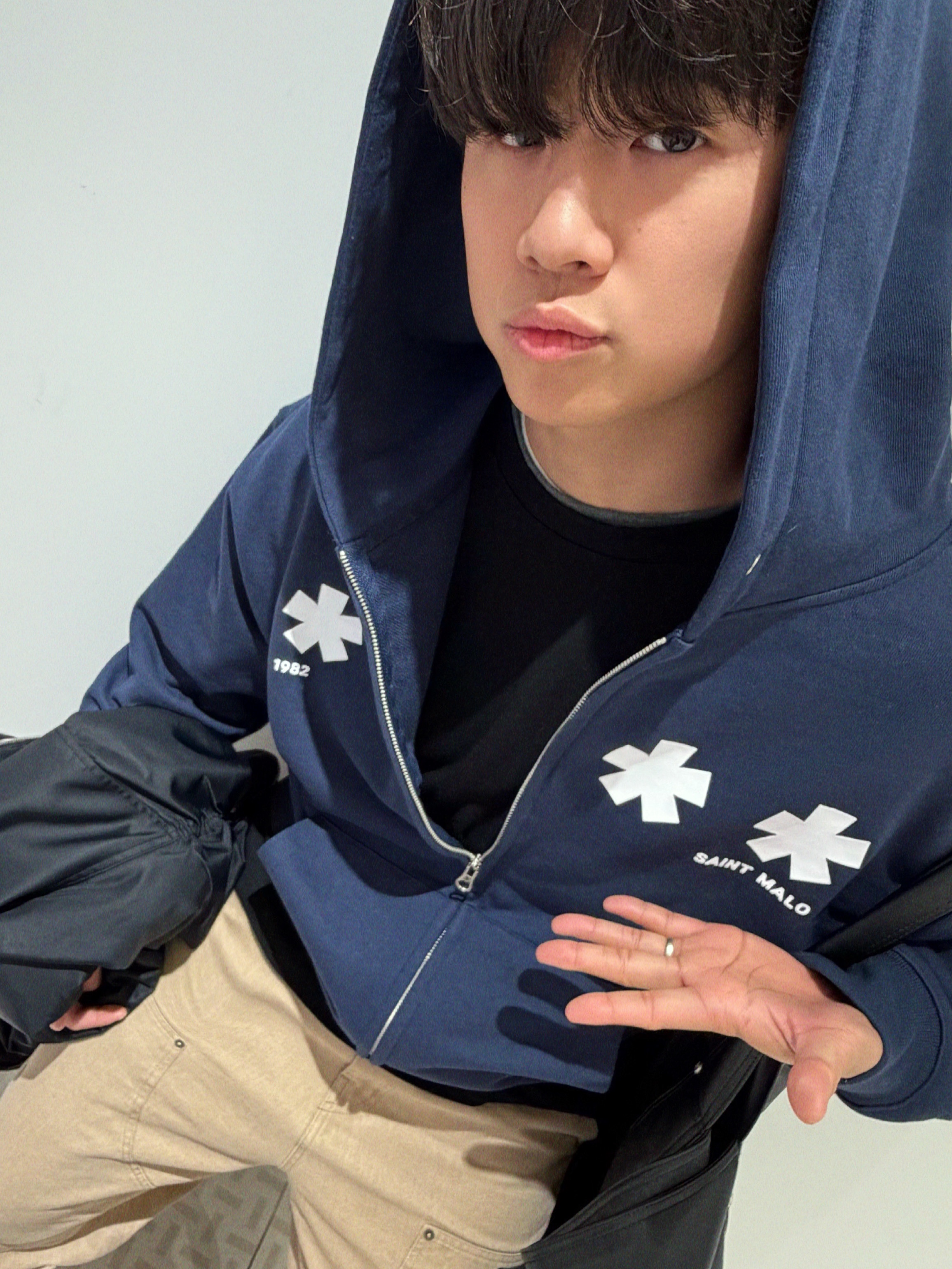AMOU Square Star Hoodie Zip Up Navy 착용 스타일 - 1