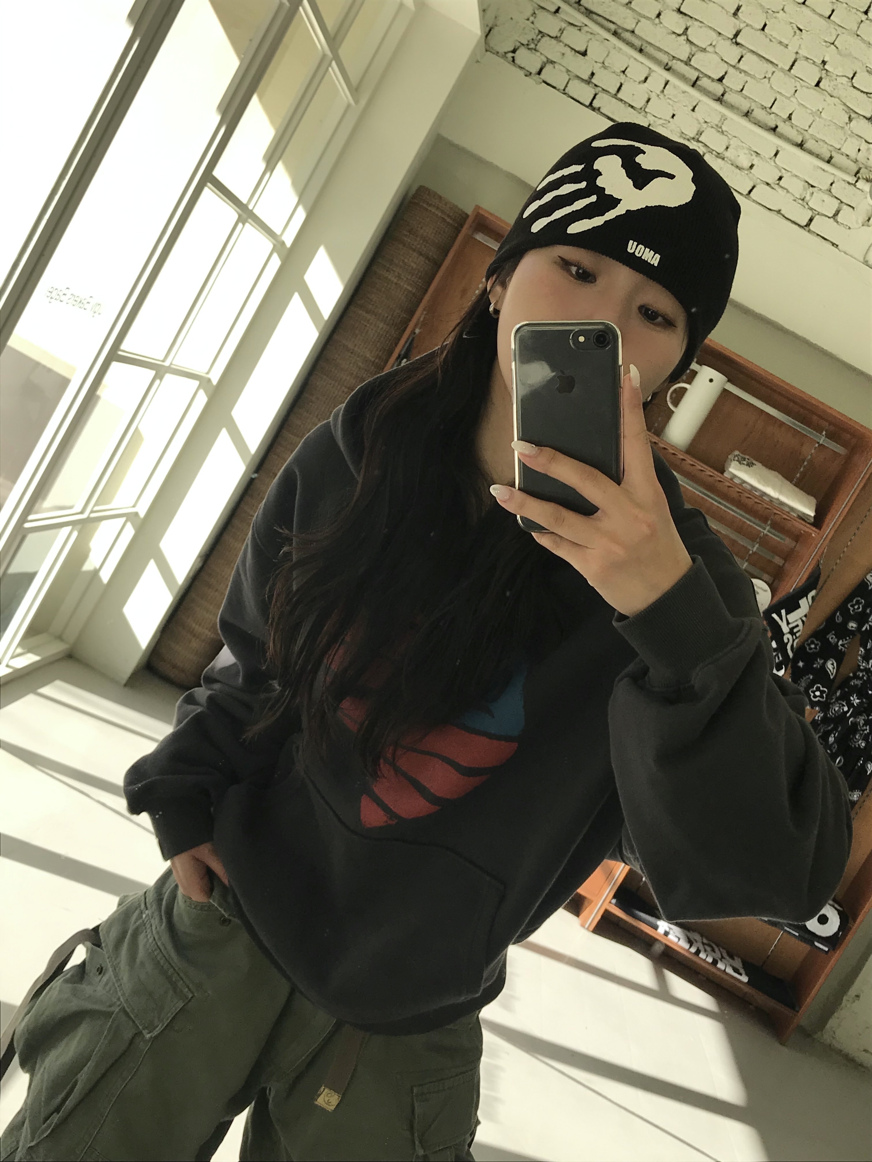 AMOU Palm Sign Beanie Black 착용 스타일 - 3