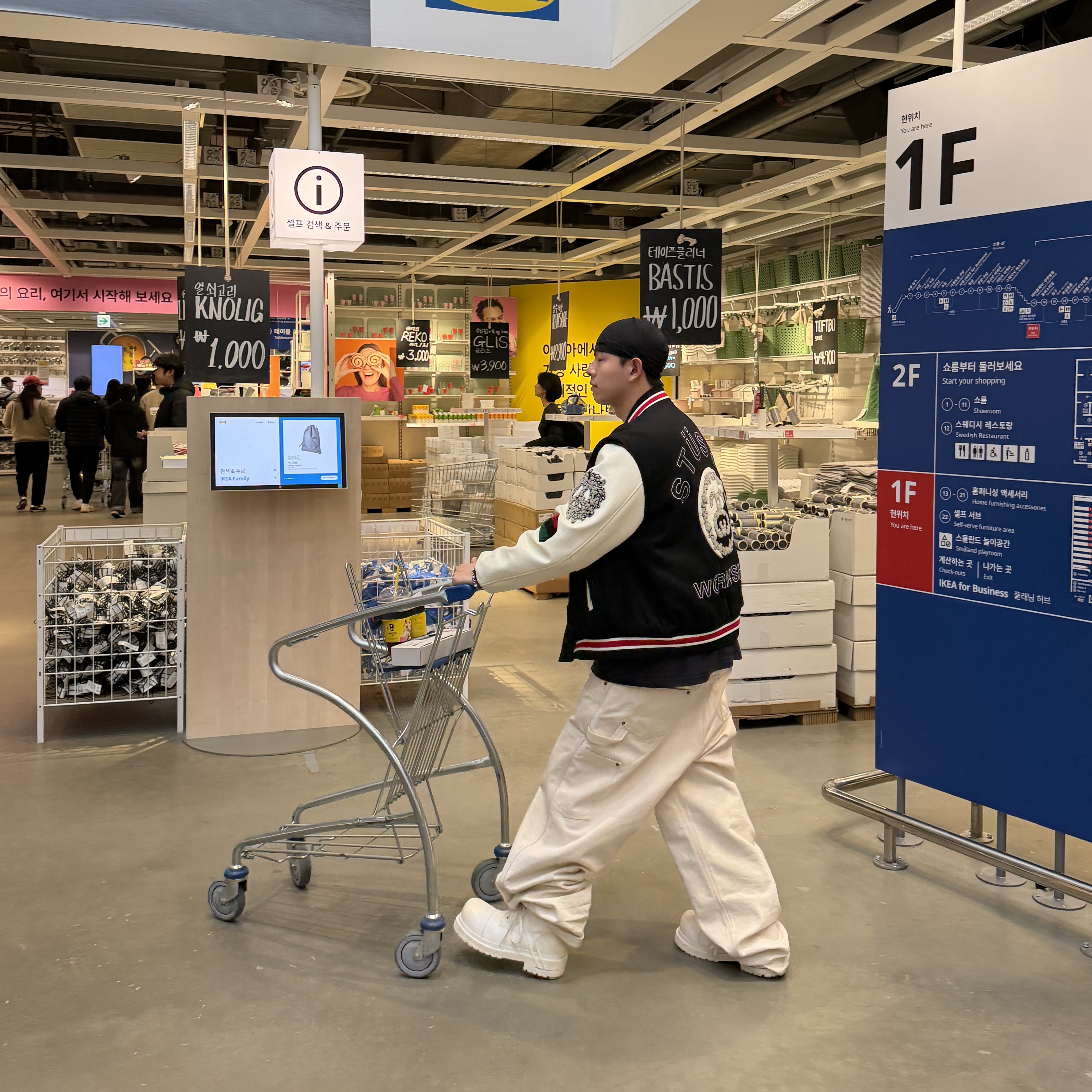 Stussy x Our Legacy x Denim Tears TTL Varsity Jacket Black 착용 스타일 - 2