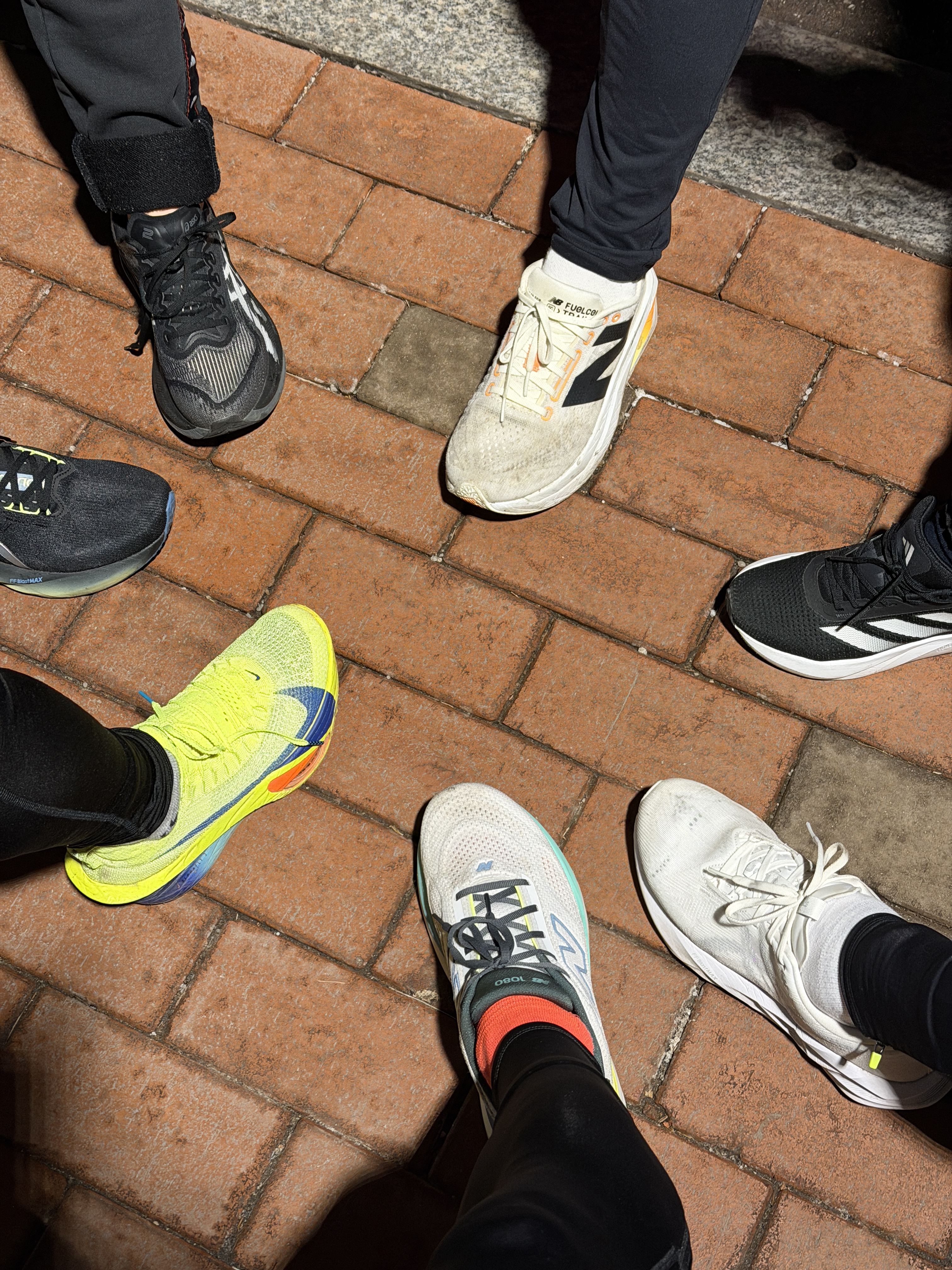 Nike Air Zoom Alphafly Next% 3 Volt, New Balance 1080v15 Reflection Graphite  - 2E Wide 착용 스타일 - 1