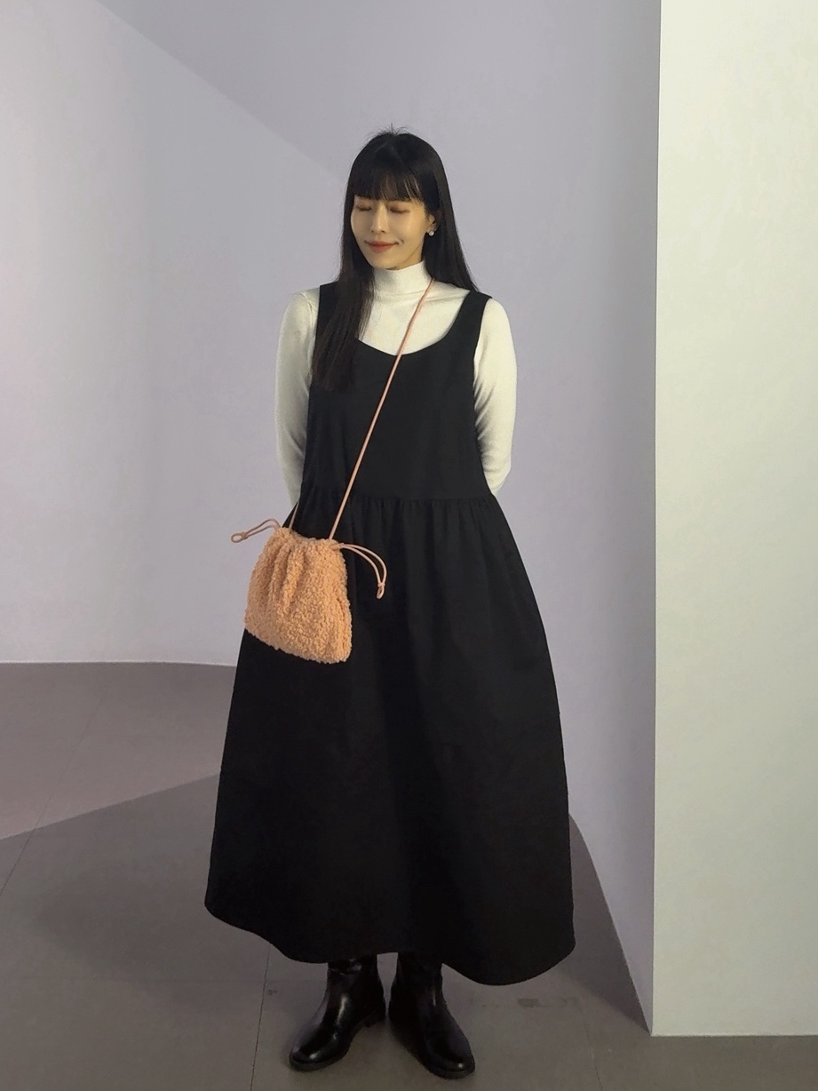 COS Cavatelli Faux Shearling Mini Clutch Pink 착용 스타일 - 1
