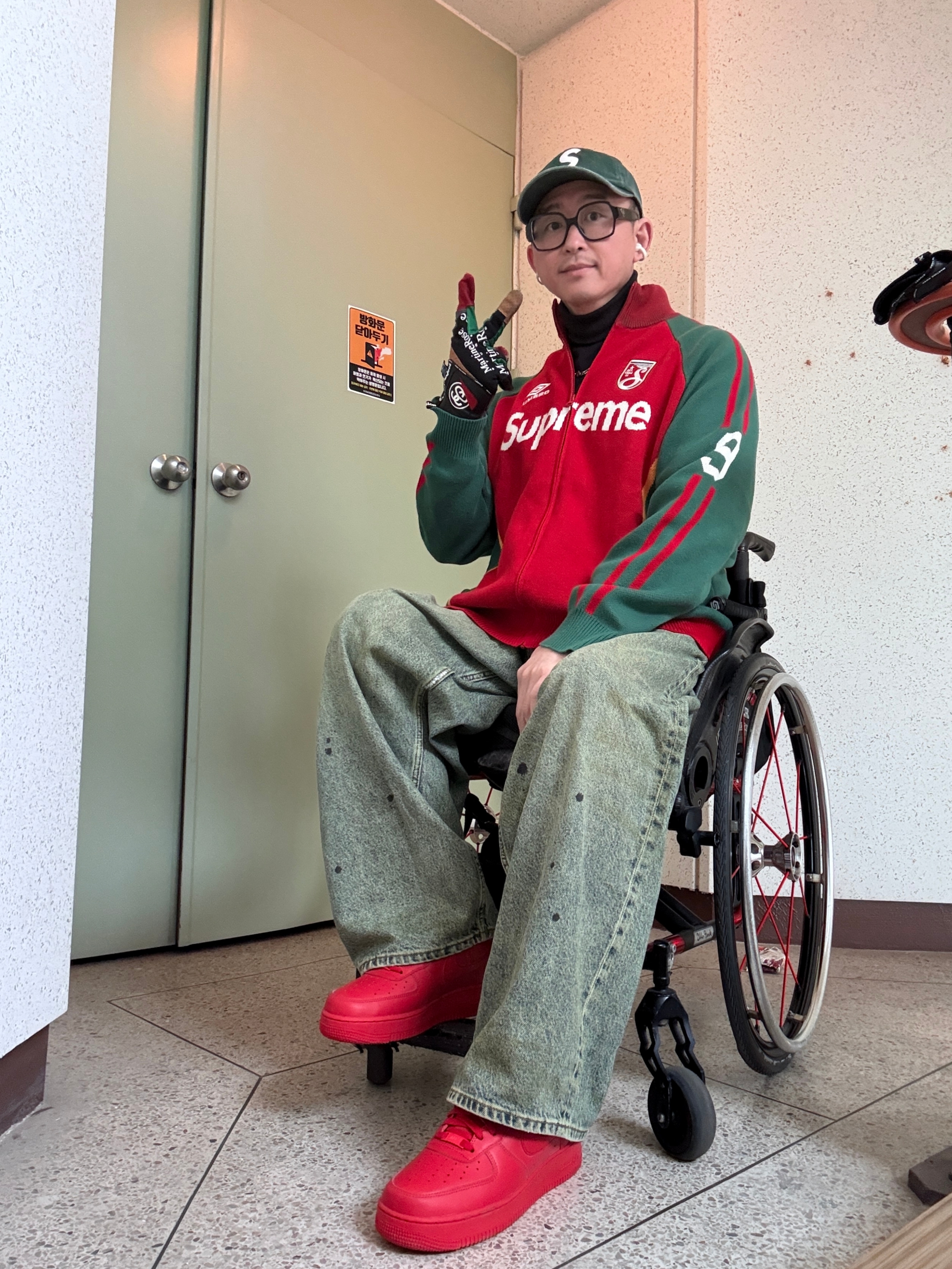 Supreme x Umbro Zip Up Sweater Red - 25SS, Supreme Pigment Coated S Logo 6-Panel Dark Green - 25SS 착용 스타일