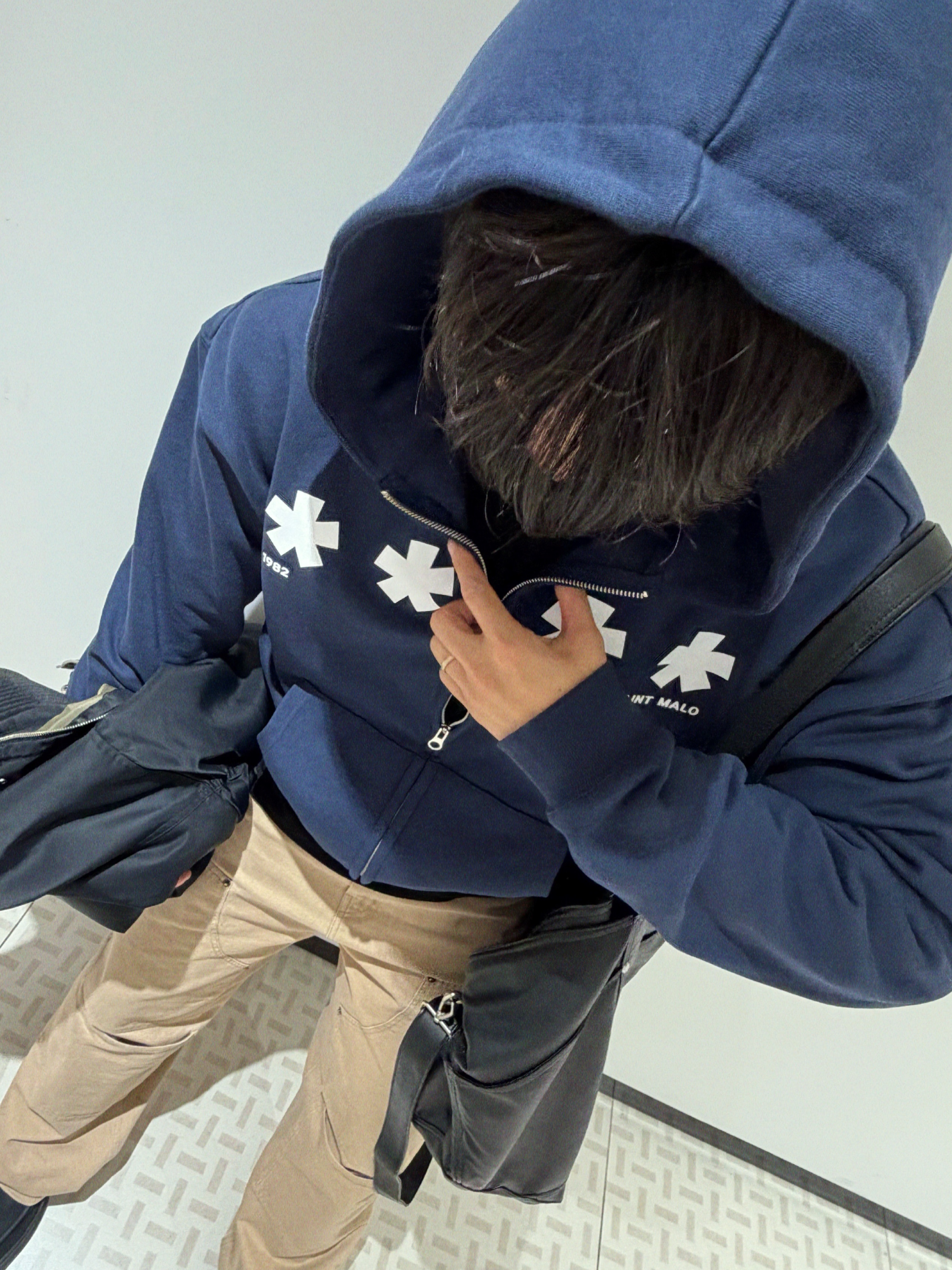 AMOU Square Star Hoodie Zip Up Navy 착용 스타일 - 2