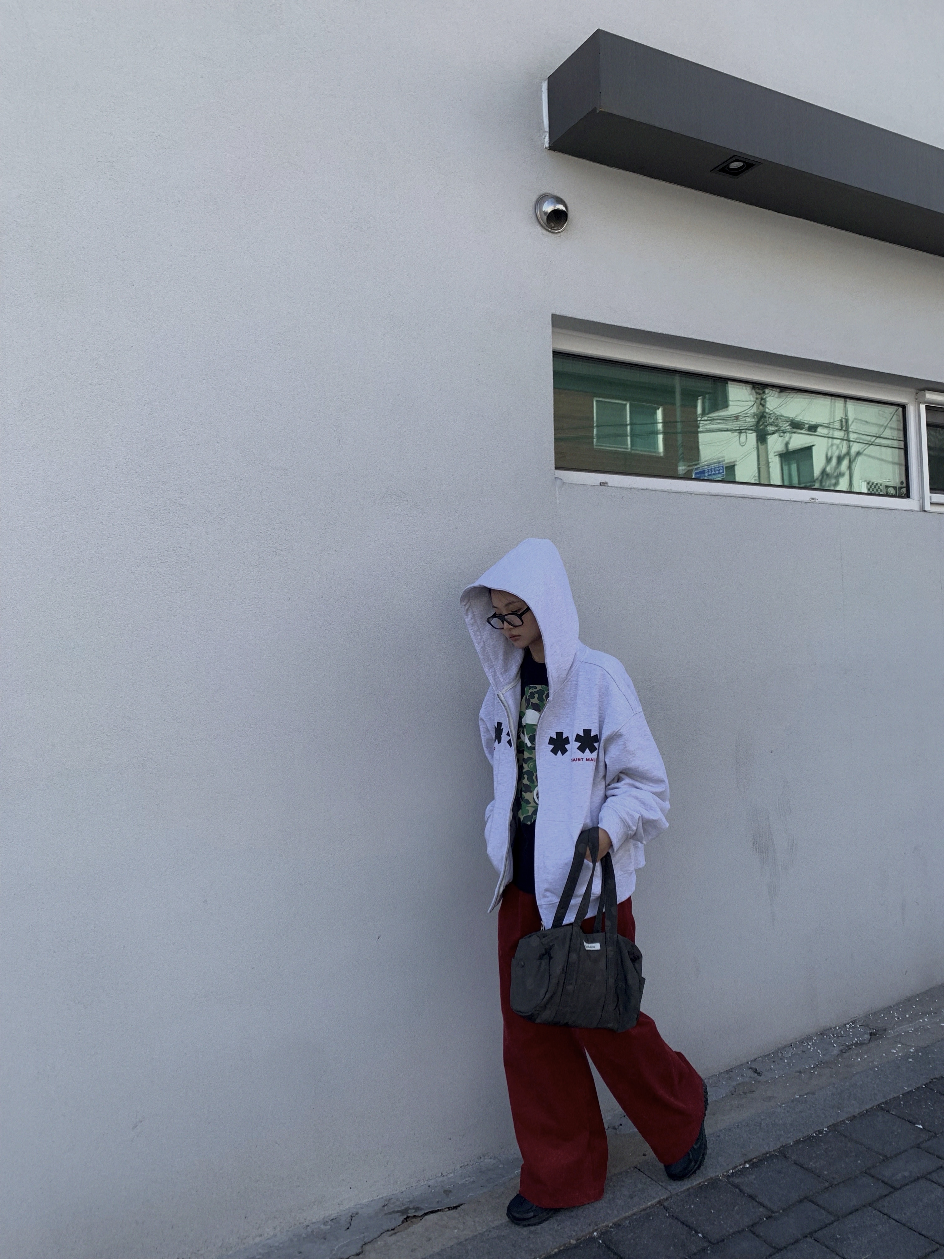 AMOU Square Star Hoodie Zip Up White Melange, New Balance 410v5 Black - 2E Wide 착용 스타일 - 3