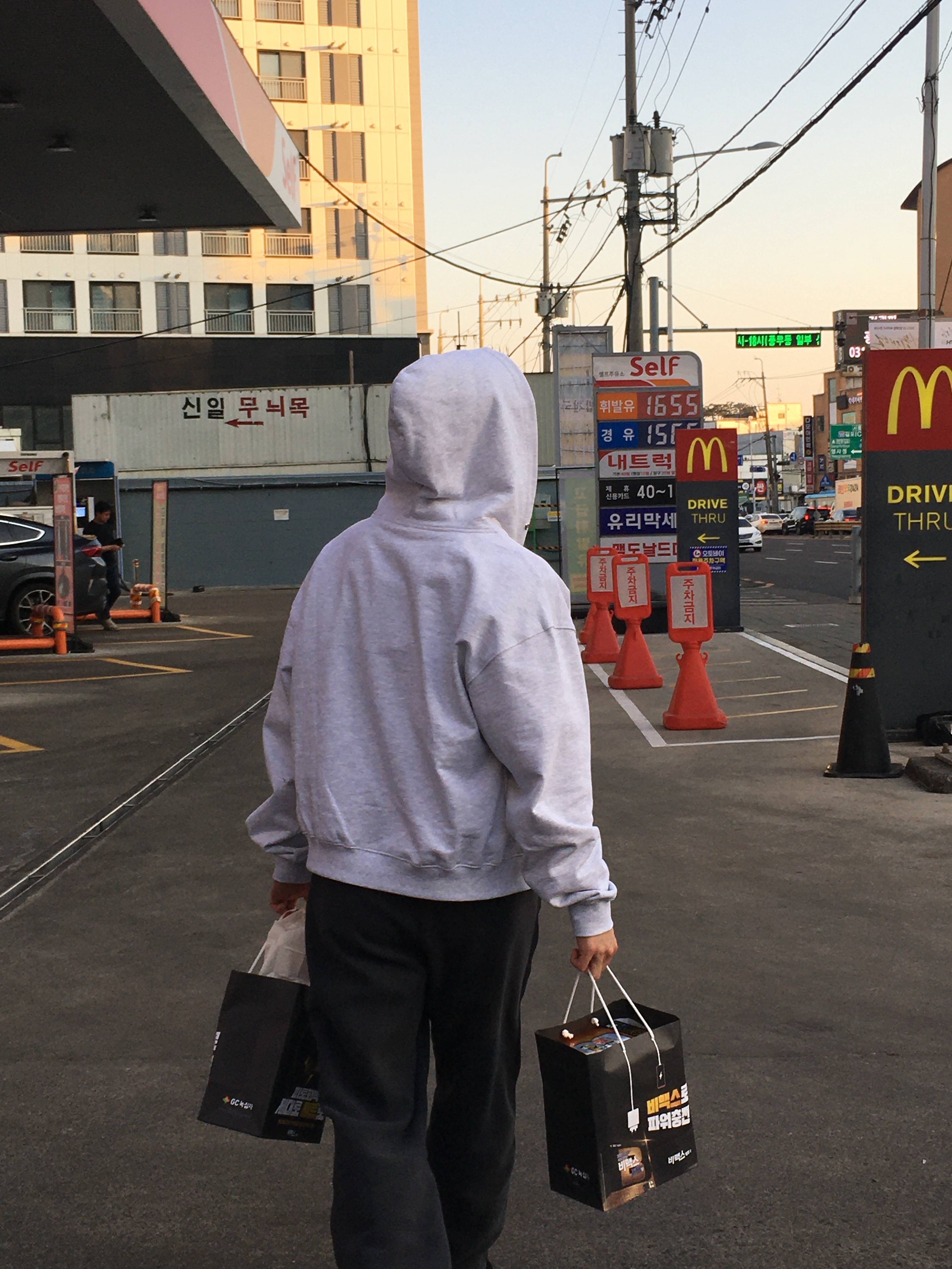 UGG Tasman II Slipper Black, AMOU Square Star Hoodie Zip Up White Melange 착용 스타일 - 4