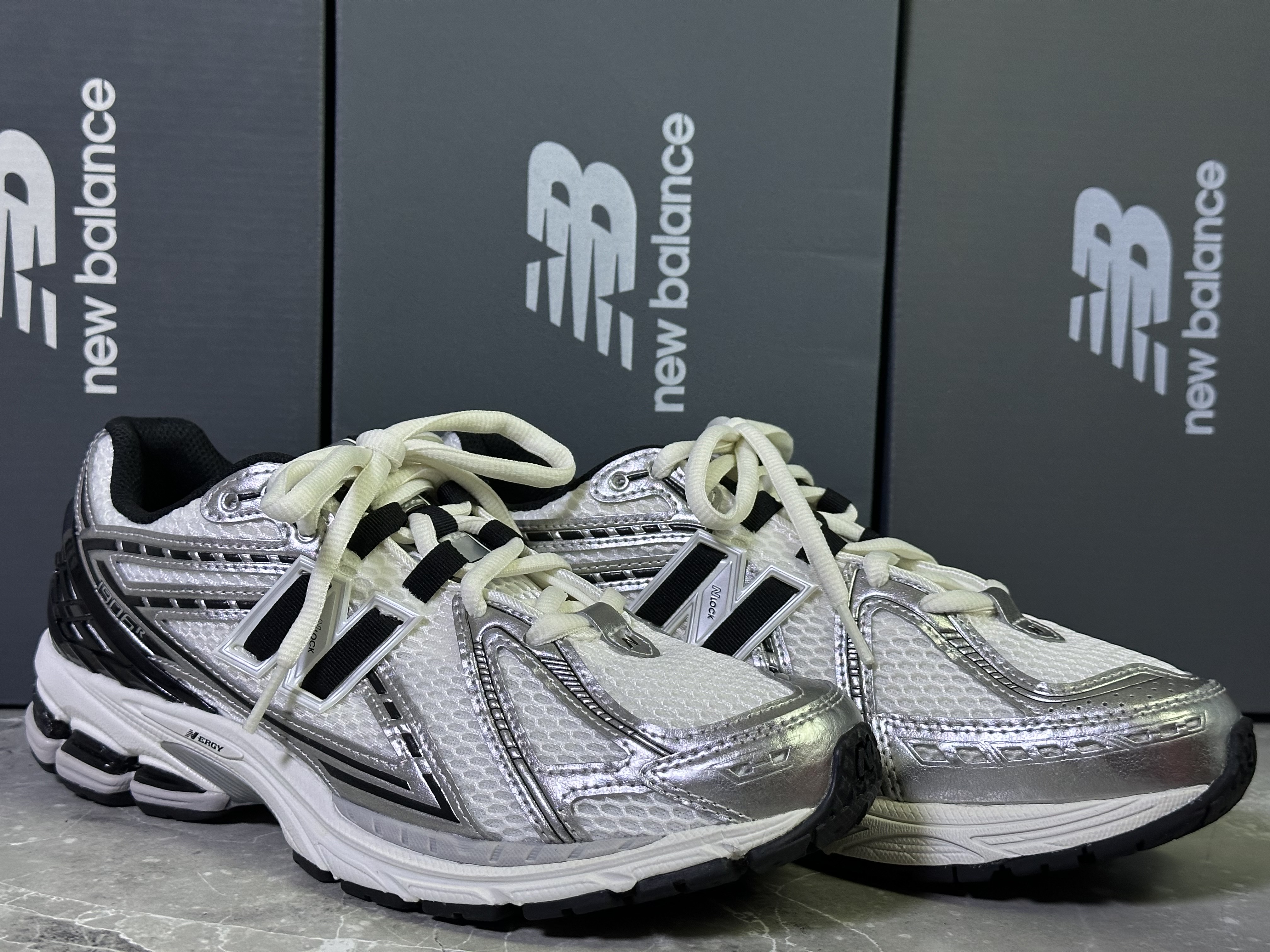 New Balance 1906R Silver Metallic Black 착용 스타일 - 1