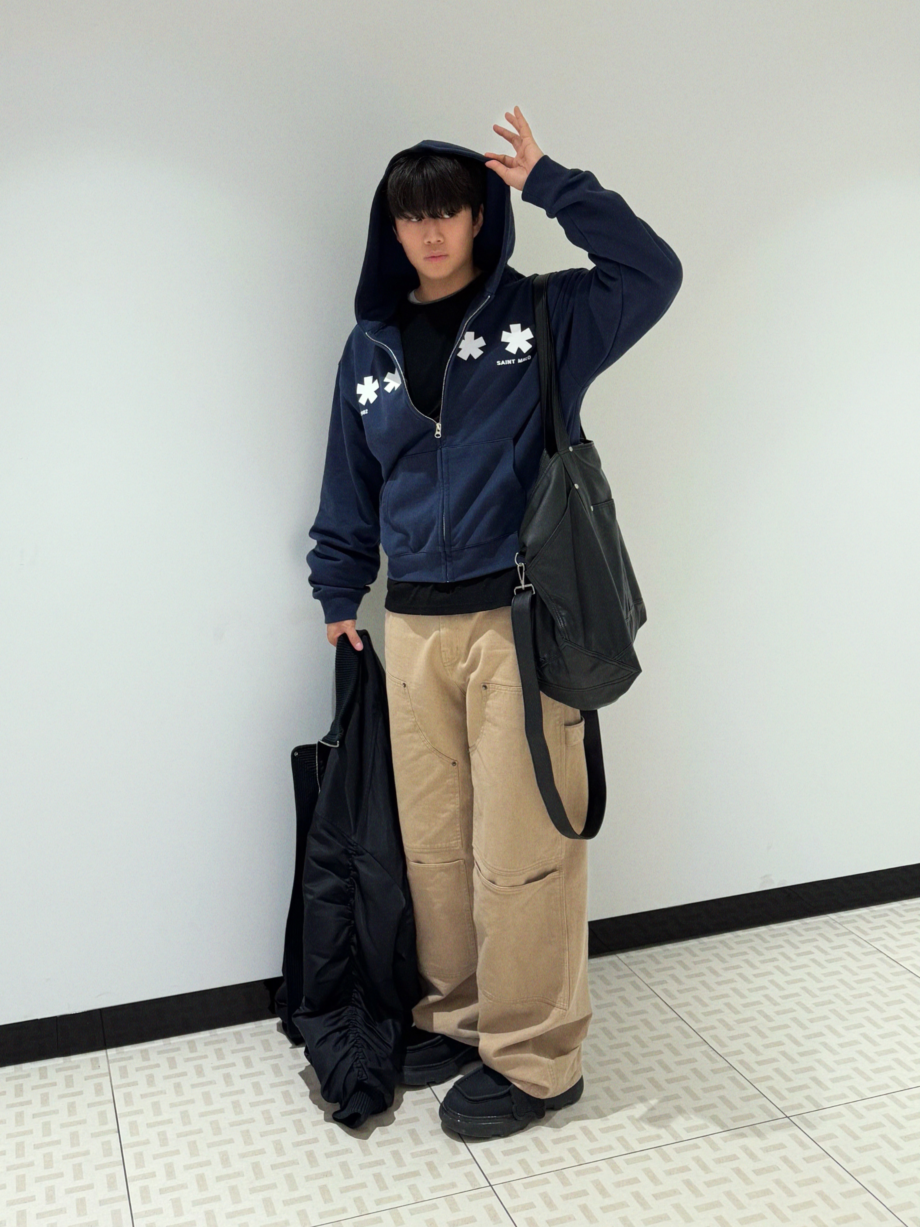AMOU Square Star Hoodie Zip Up Navy 착용 스타일 - 3