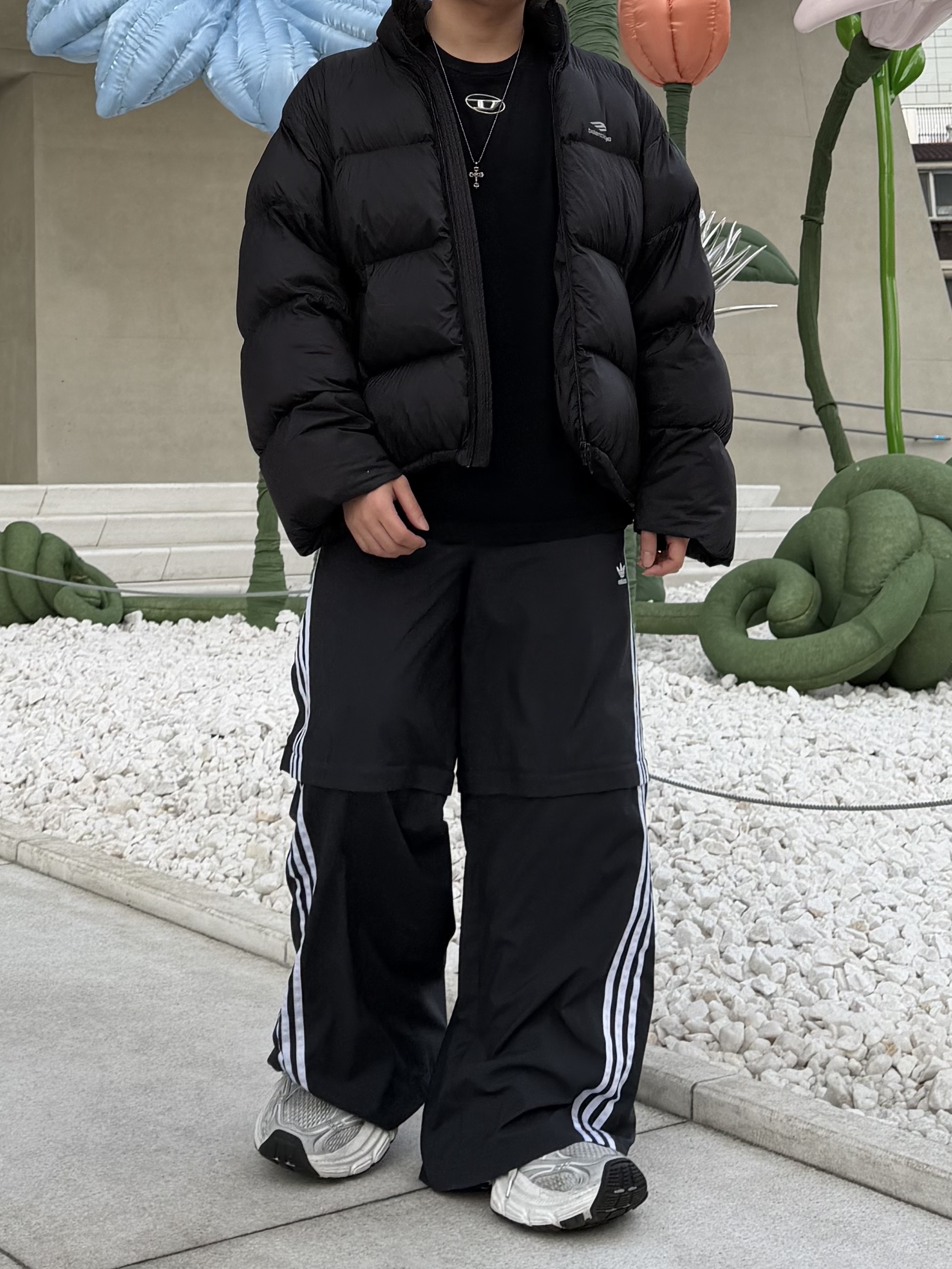 (W) Adidas Adilenium Season 2 Oversized Zip Off Track Pants Gender Neutral Black - KR Sizing, Balenciaga 10XL Sneakers White Grey Silver Black 착용 스타일 - 1