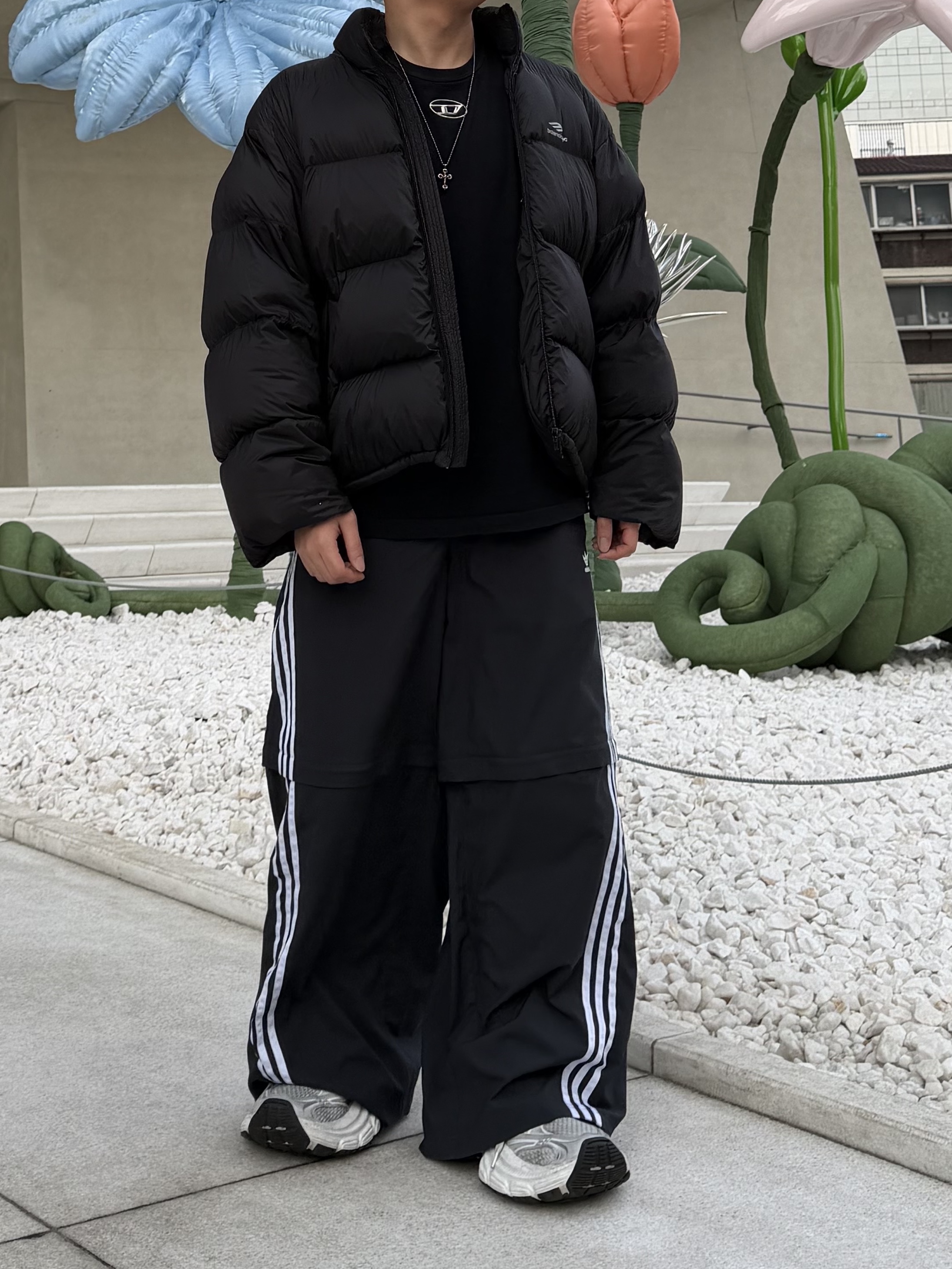 (W) Adidas Adilenium Season 2 Oversized Zip Off Track Pants Gender Neutral Black - KR Sizing, Balenciaga 10XL Sneakers White Grey Silver Black 착용 스타일 - 2