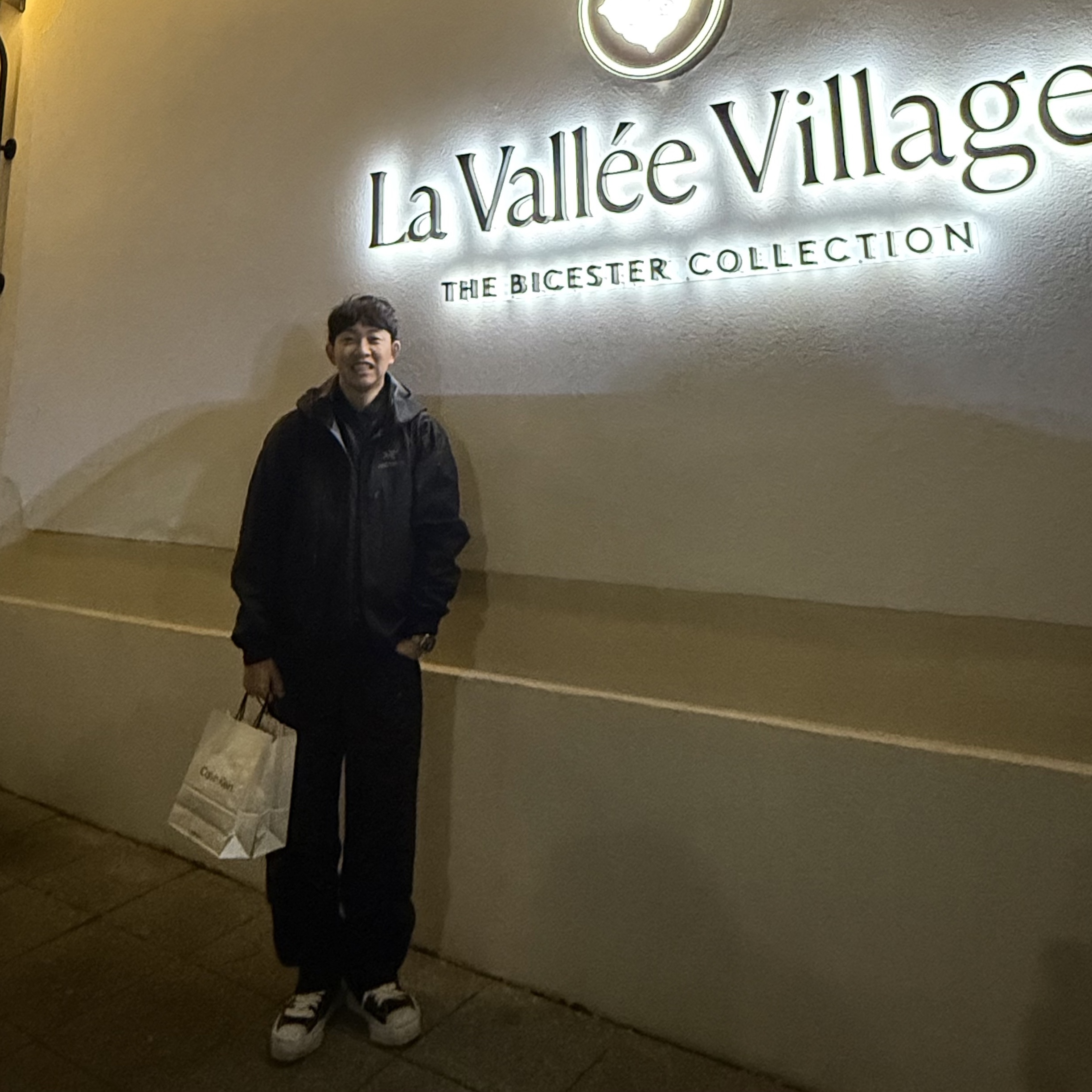 Arc'teryx Alpha SV Jacket Black, Maison Mihara Yasuhiro Hank OG Sole Canvas Low-top Sneakers Black 착용 스타일