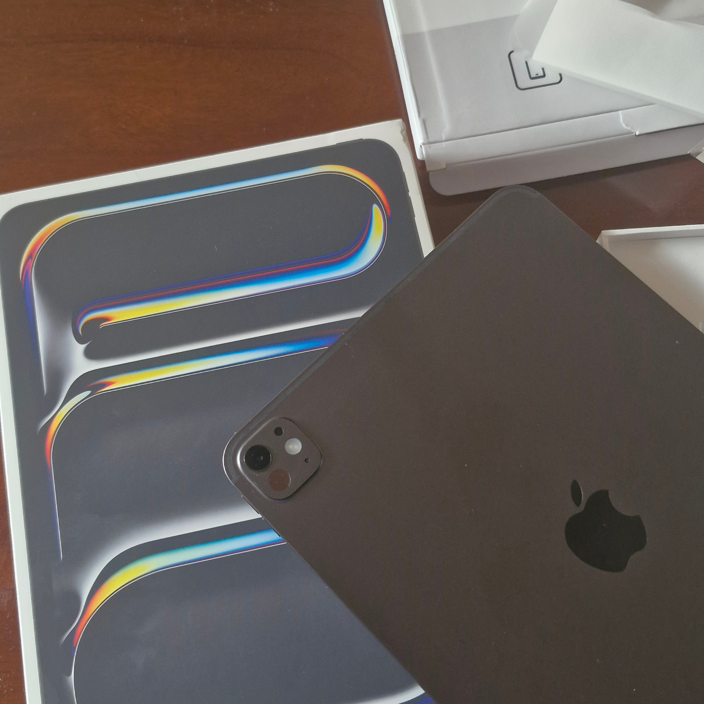 Apple iPad Pro 8th Generation 11-inch M5 Wi-Fi 256GB Standard Glass Space Black (Korean Ver.) 착용 스타일