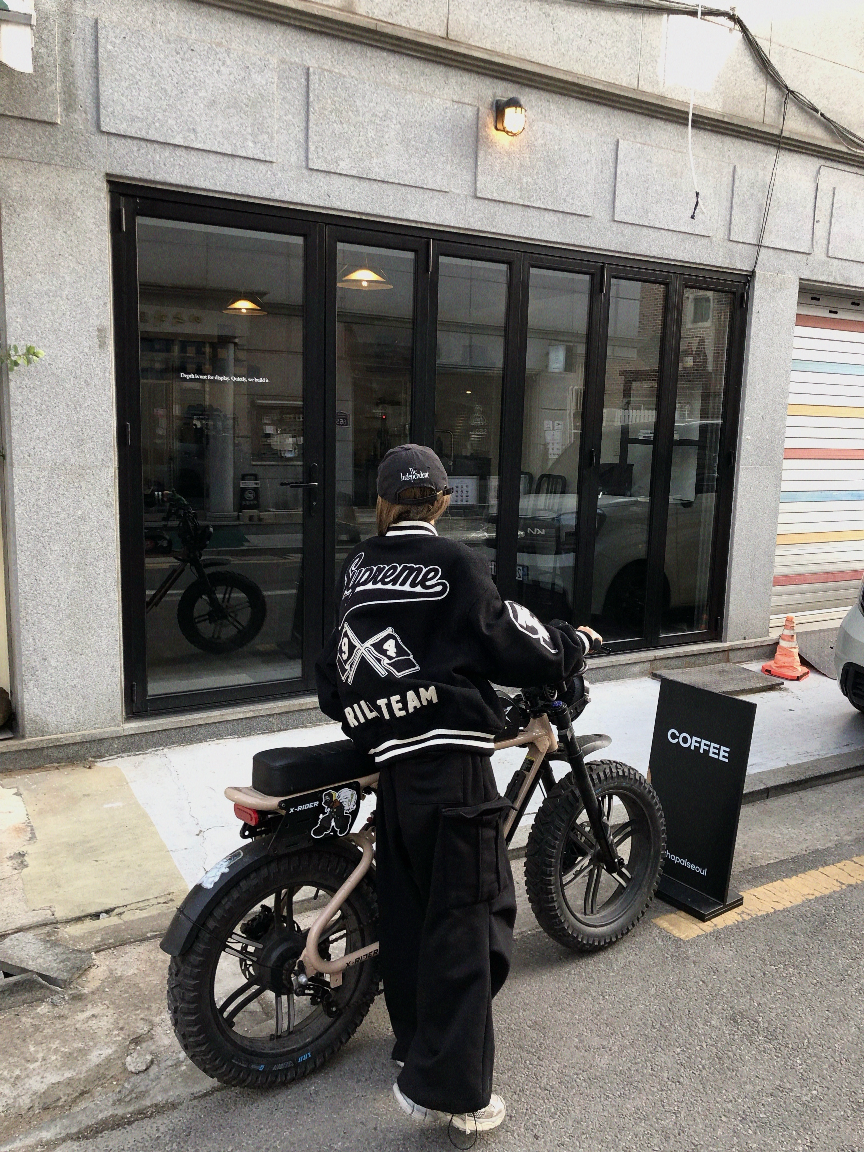 Supreme Drill Team Varsity Jacket Black - 25FW 착용 스타일