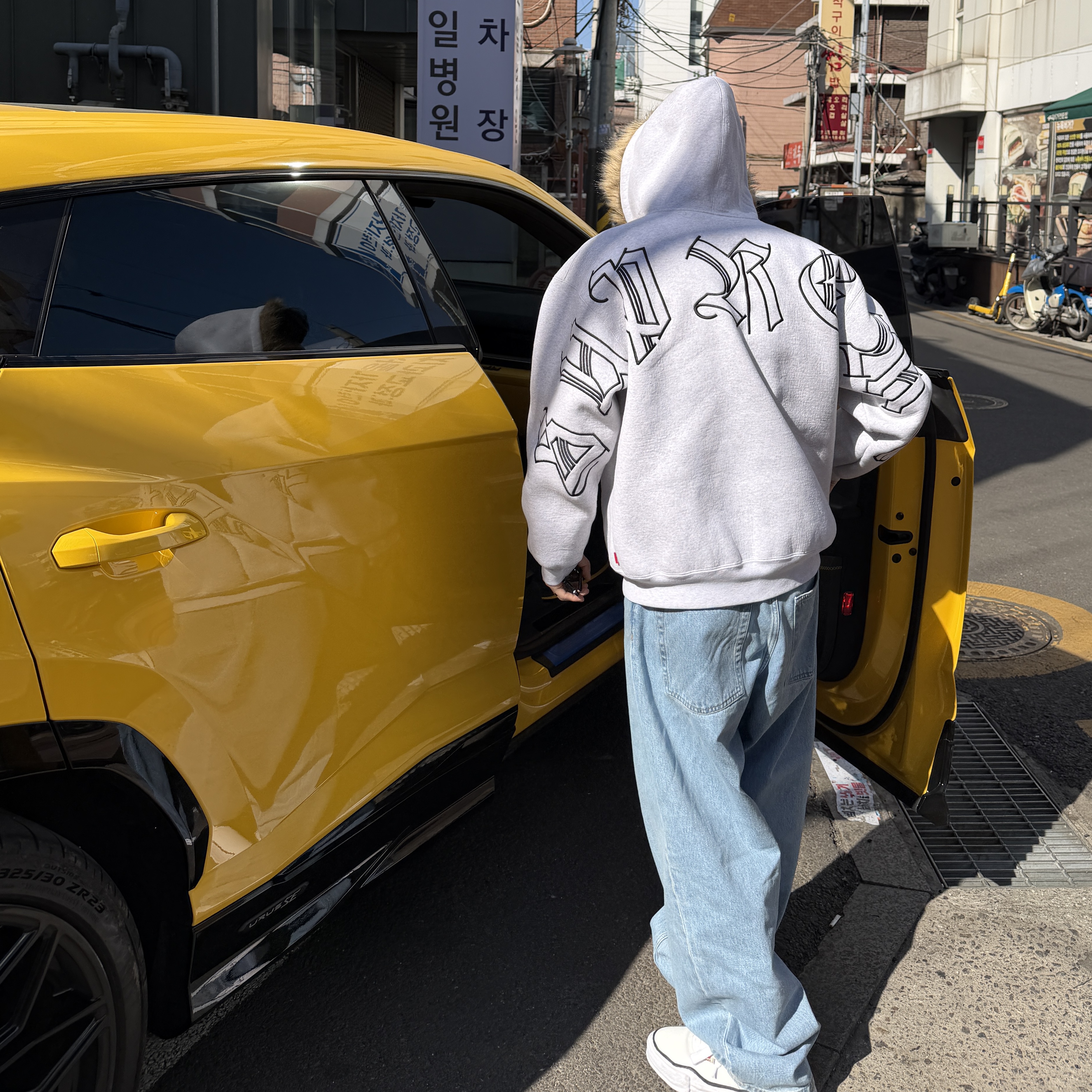 Supreme Faux Fur Zip Up Hooded Sweatshirt Ash Grey - 25FW, Carhartt WIP Brandon Pants Blue Heavy Stone Bleached 착용 스타일