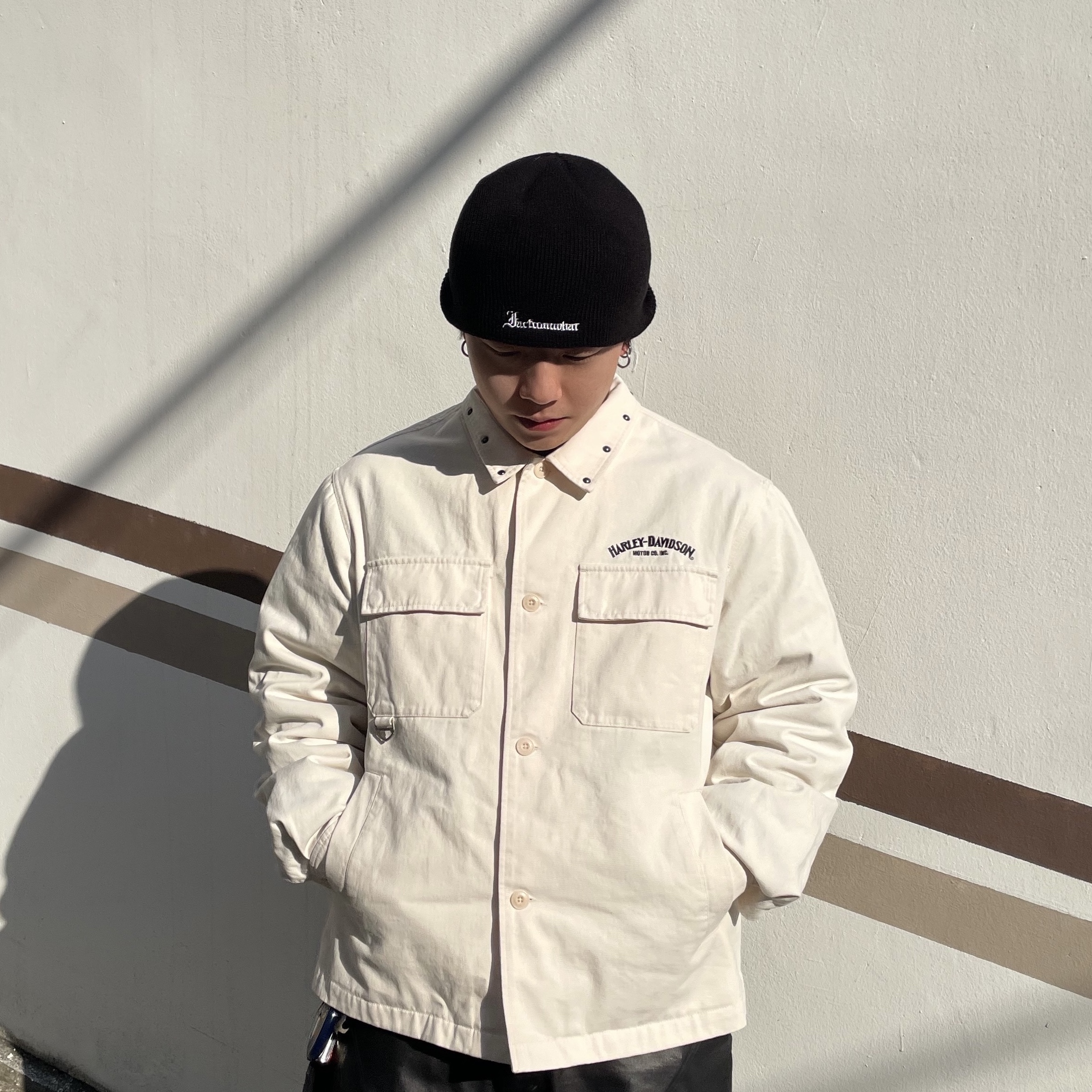 Farfromwhat Far Gothic Logo Beanie 착용 스타일 - 1