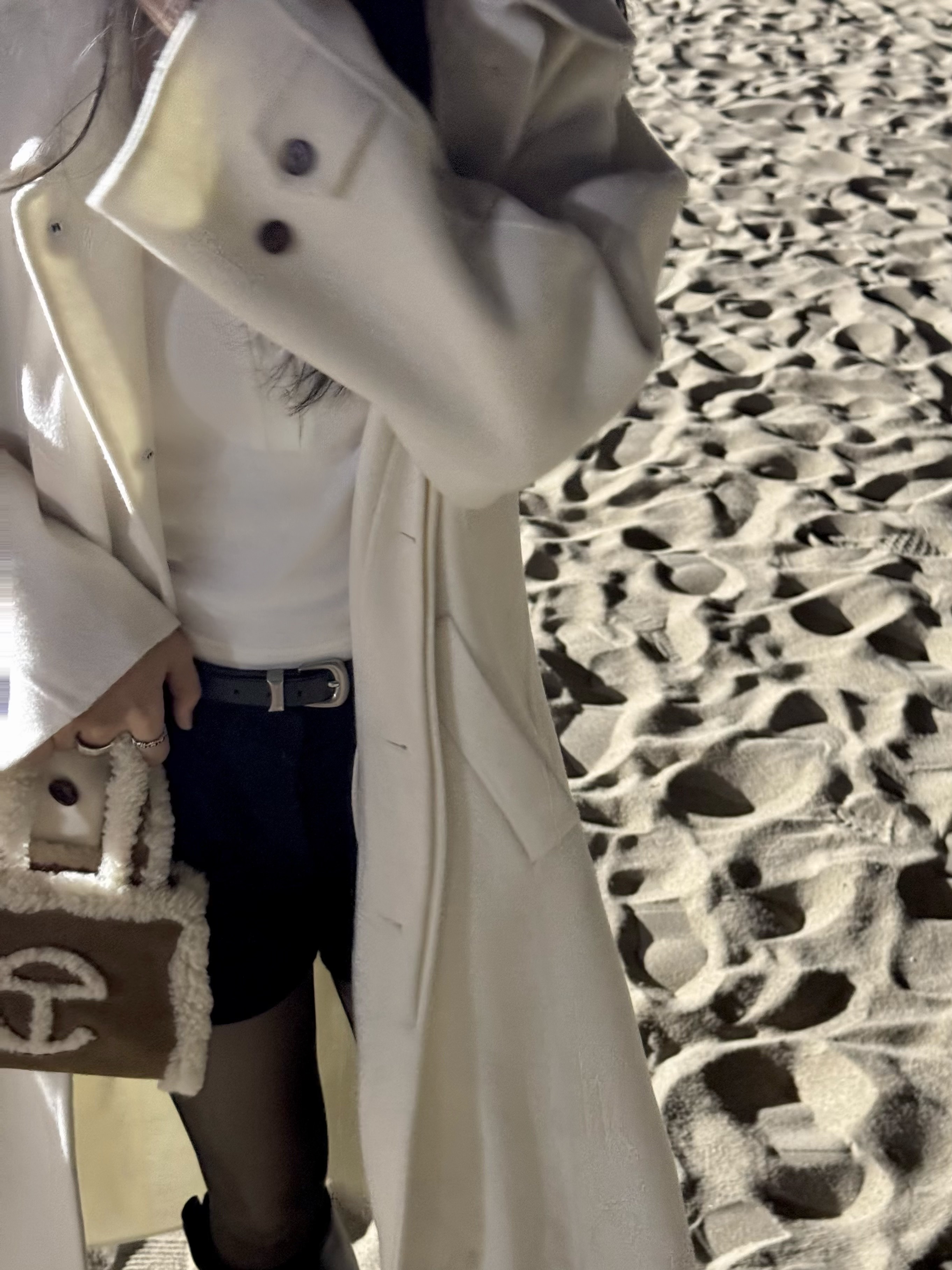 Telfar x UGG Small Shopping Bag Chestnut 착용 스타일 - 3