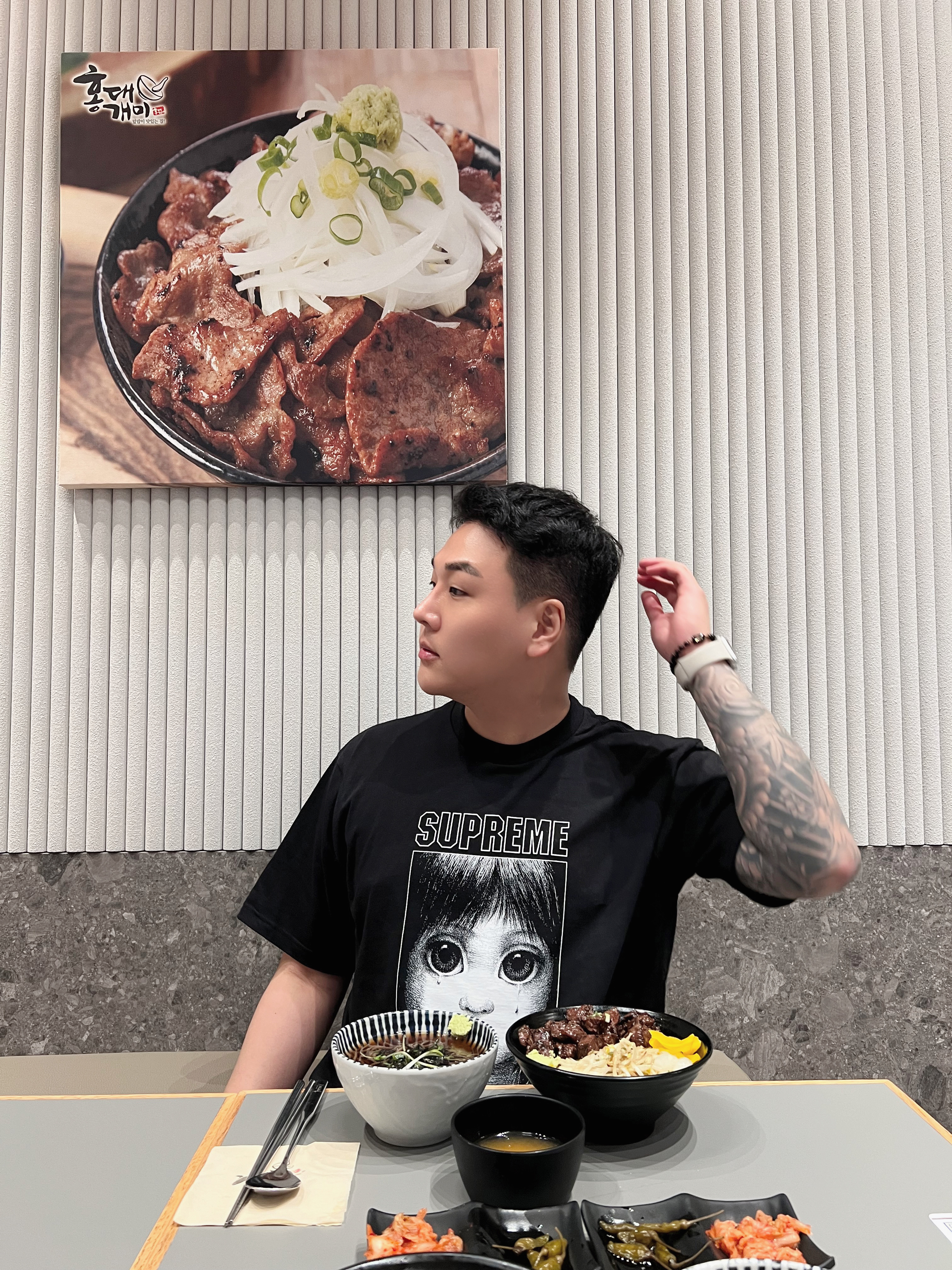 Supreme Pinline T-Shirt Black - 24SS, Supreme Stick T-Shirt White - 25FW 착용 스타일 - 7