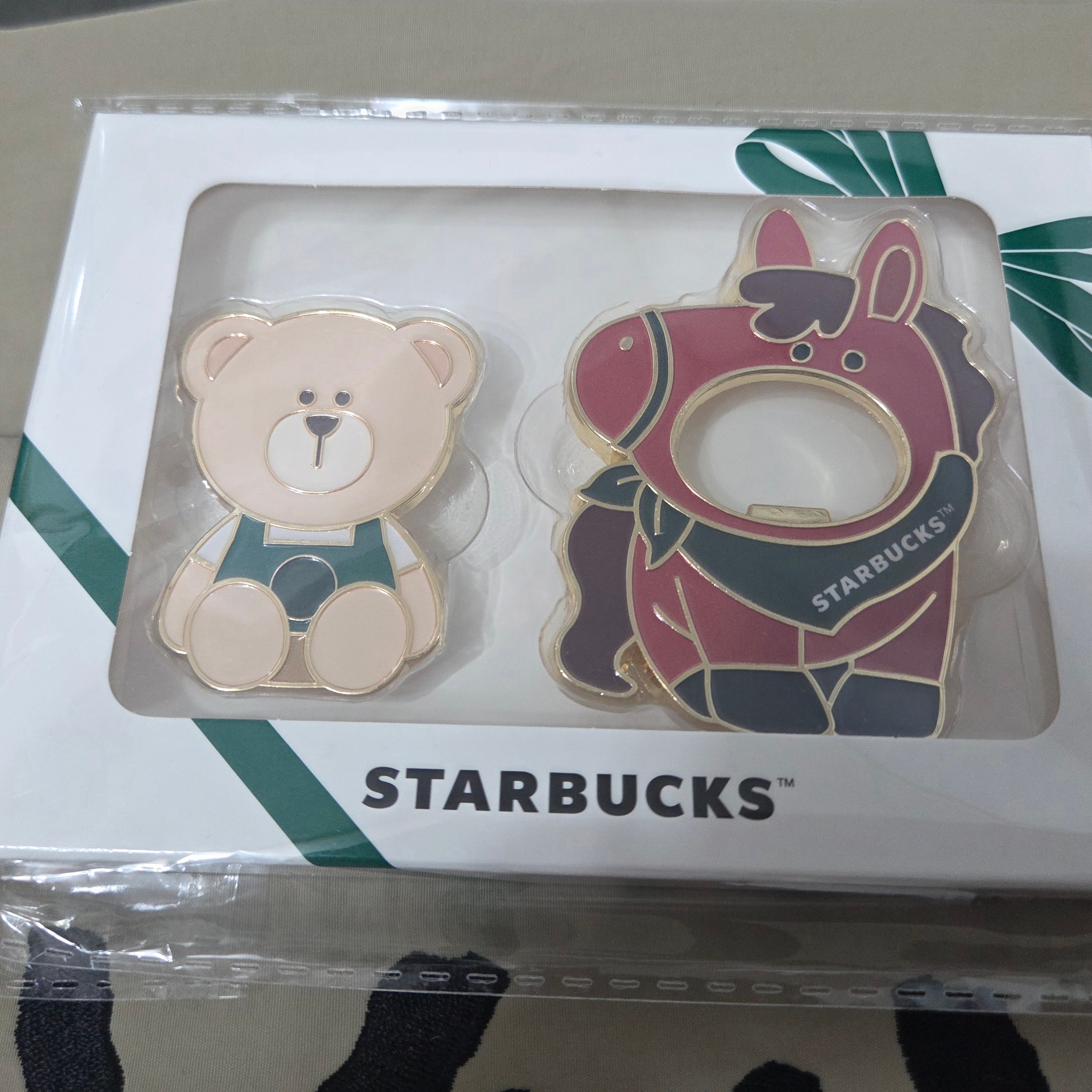 Starbucks Red Horse Opener Magnet 착용 스타일 - 1