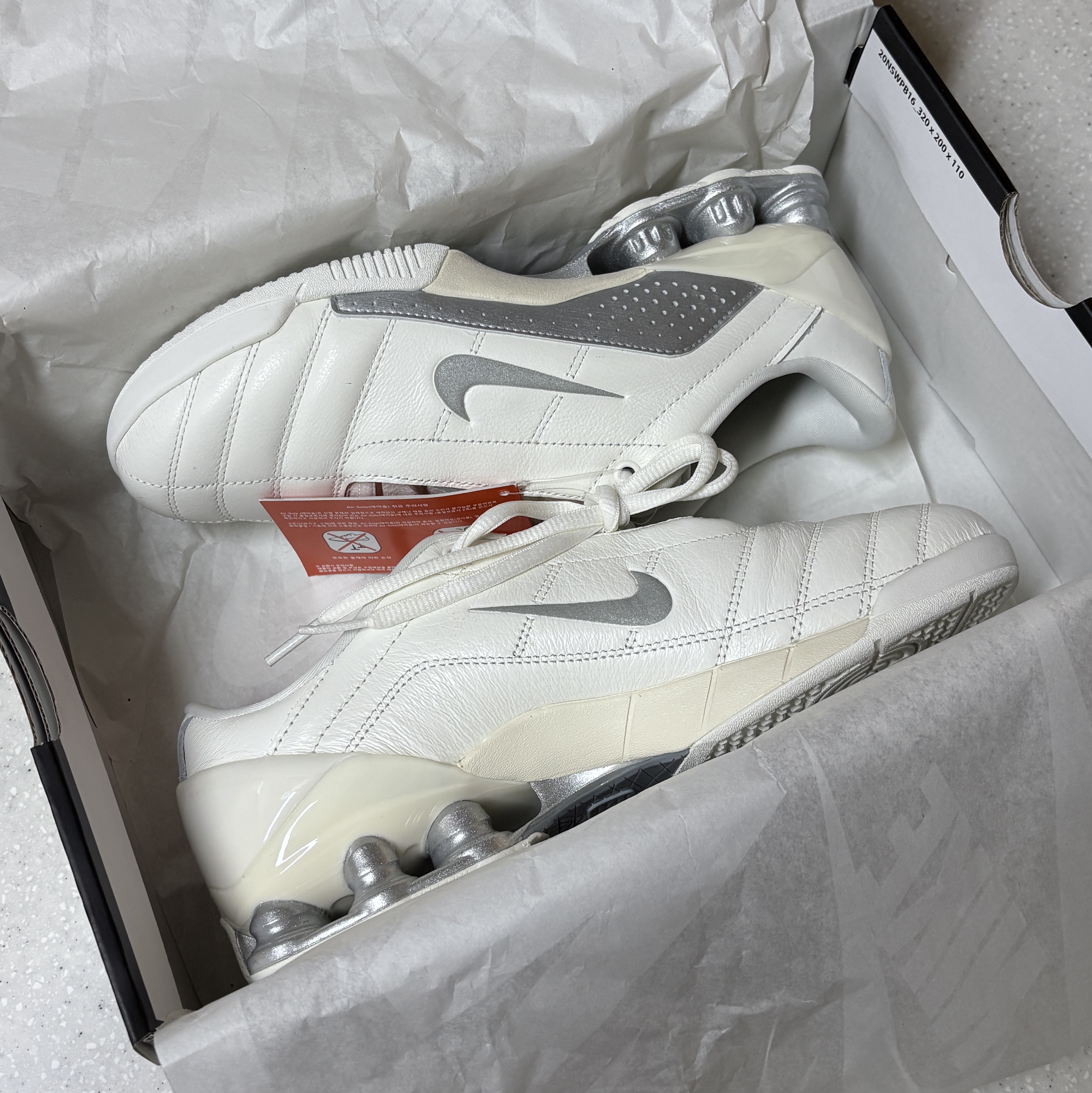 (W) Nike Total 90 Shox Magia Sail and Metallic Silver 착용 스타일