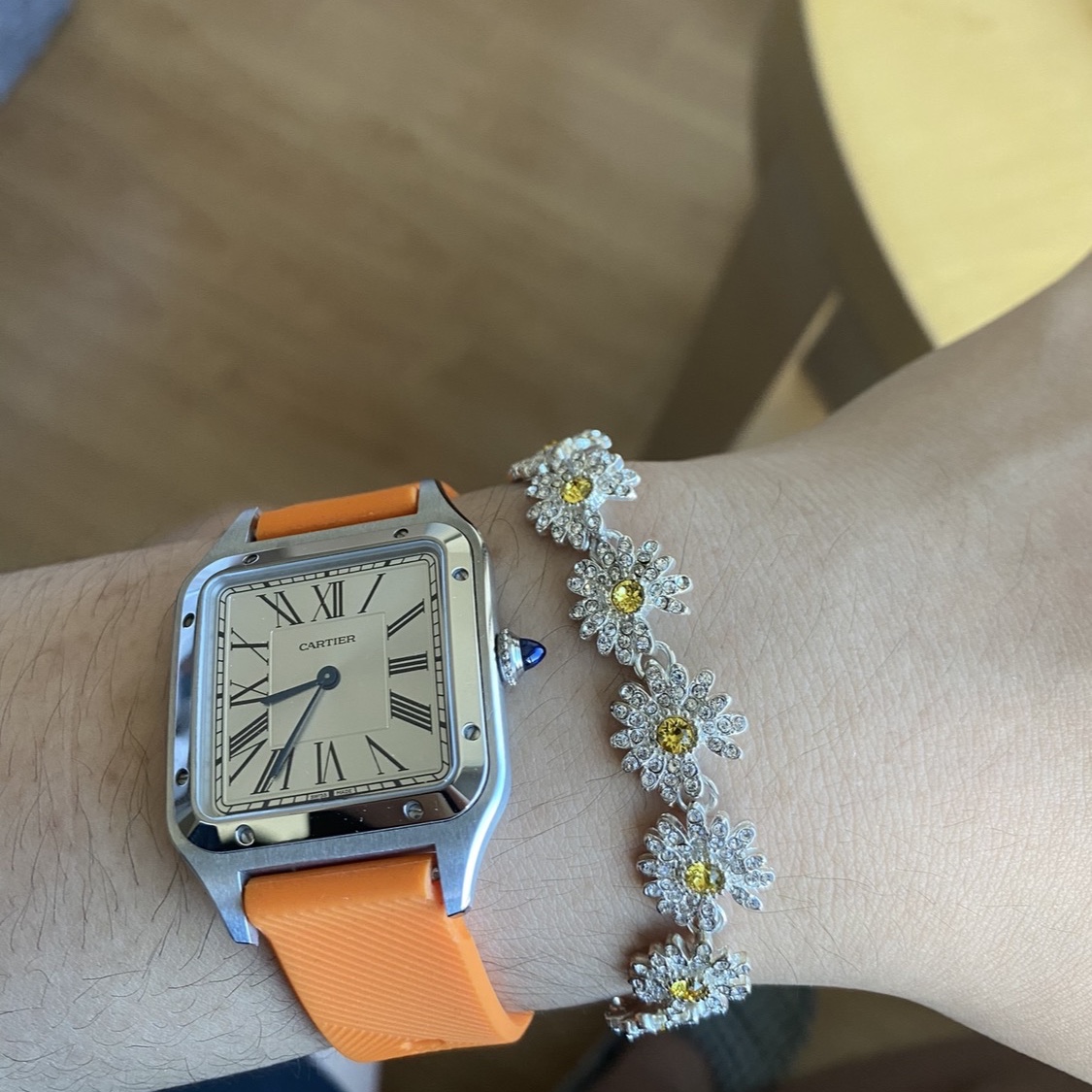 Peaceminusone Daisy Bracelet #4, Cartier Santos Dumont Watch Large Quartz Steel Alligator Leather Navy Blue 착용 스타일
