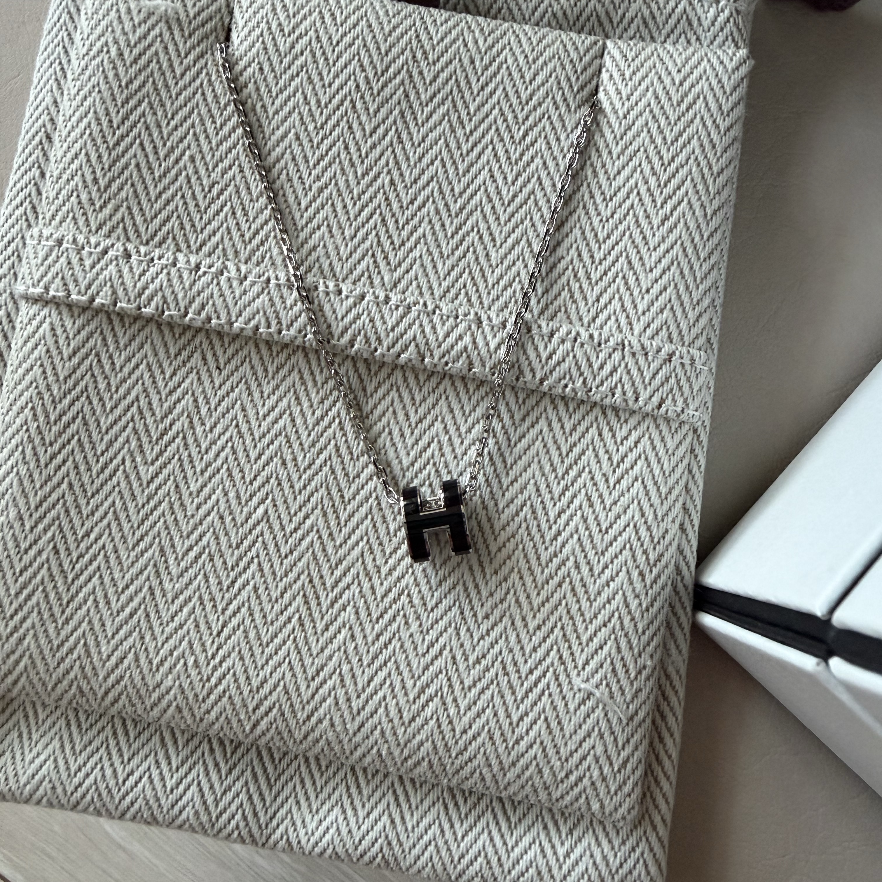 (W) Hermes Mini Pop H Pendant Palladium & Noir 착용 스타일 - 2