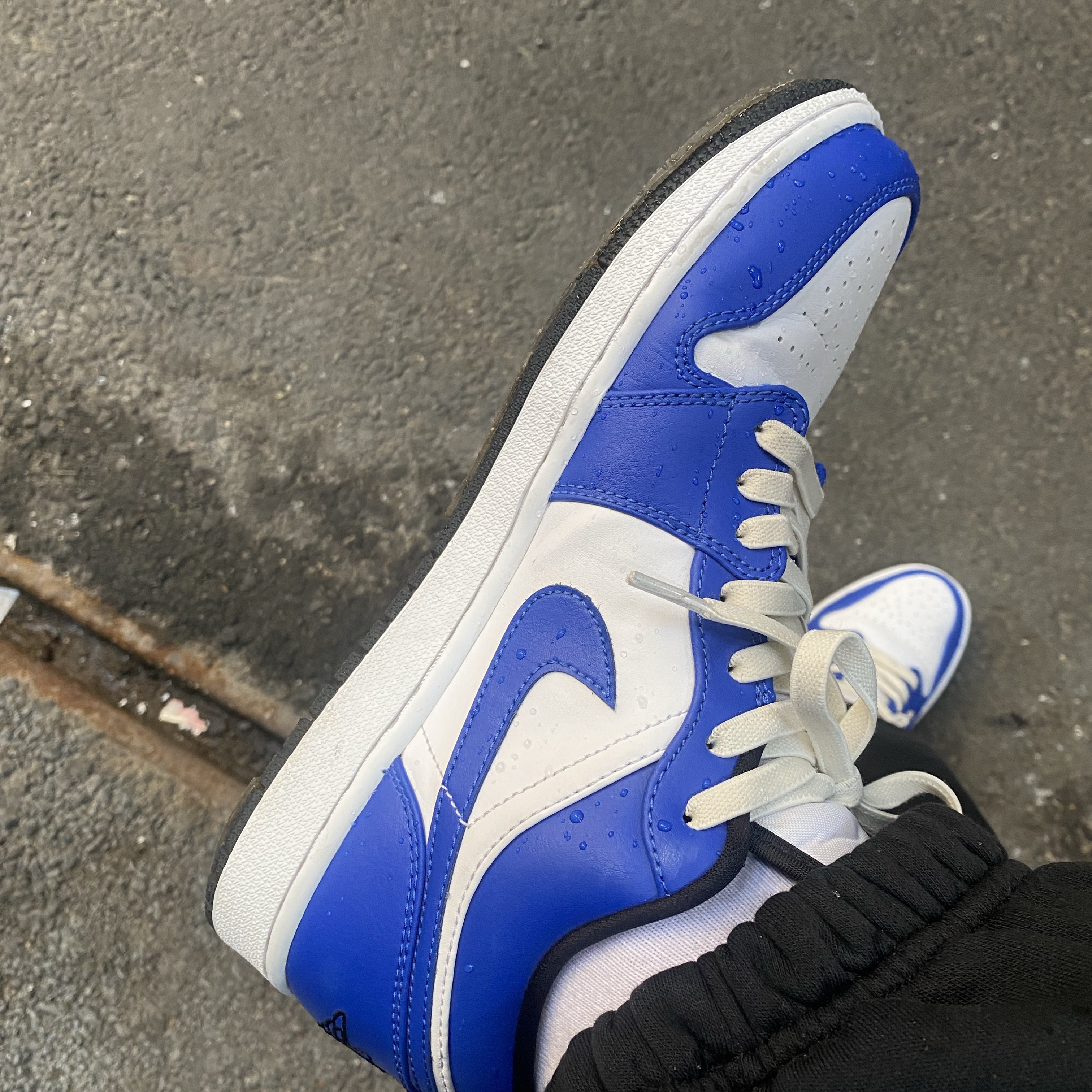 Jordan 1 Low Hyper Royal 착용 스타일 - 1