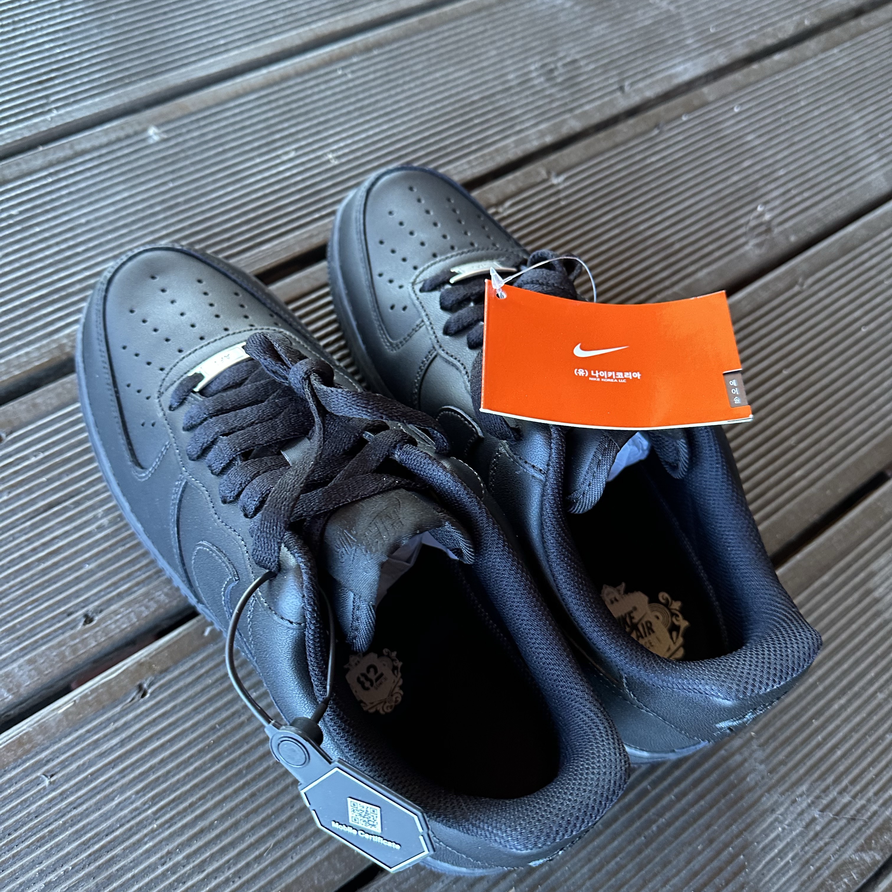 Nike Air Force 1 '07 Low Triple Black 착용 스타일 - 2