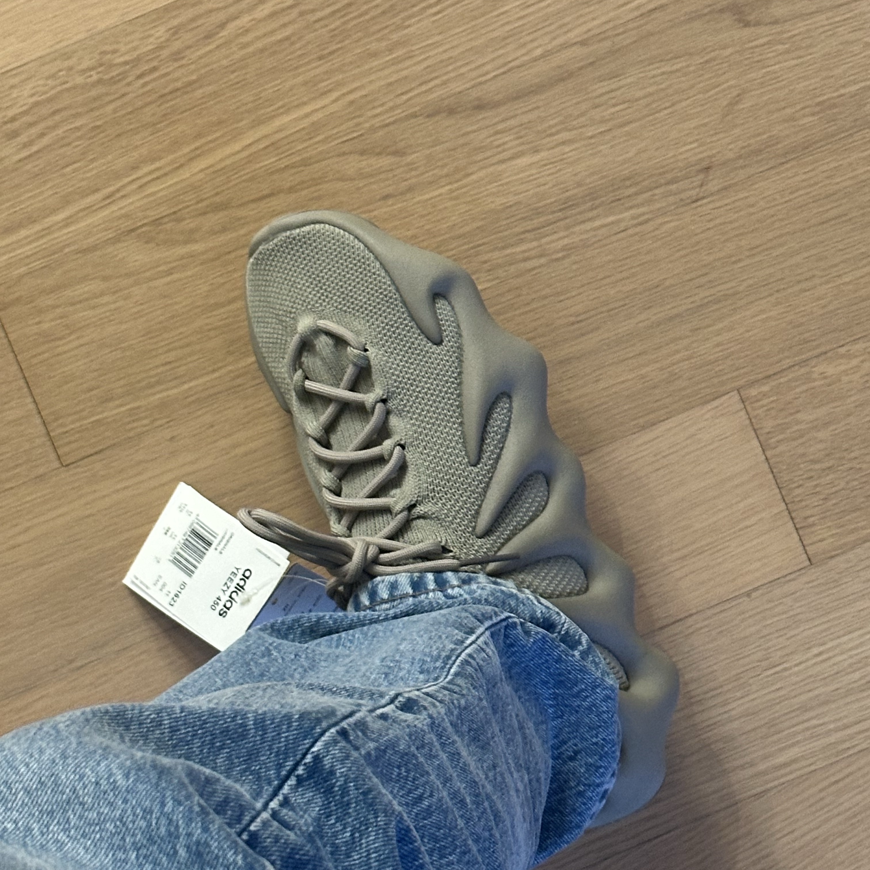 Adidas Yeezy 450 Stone Flax 착용 스타일 - 1