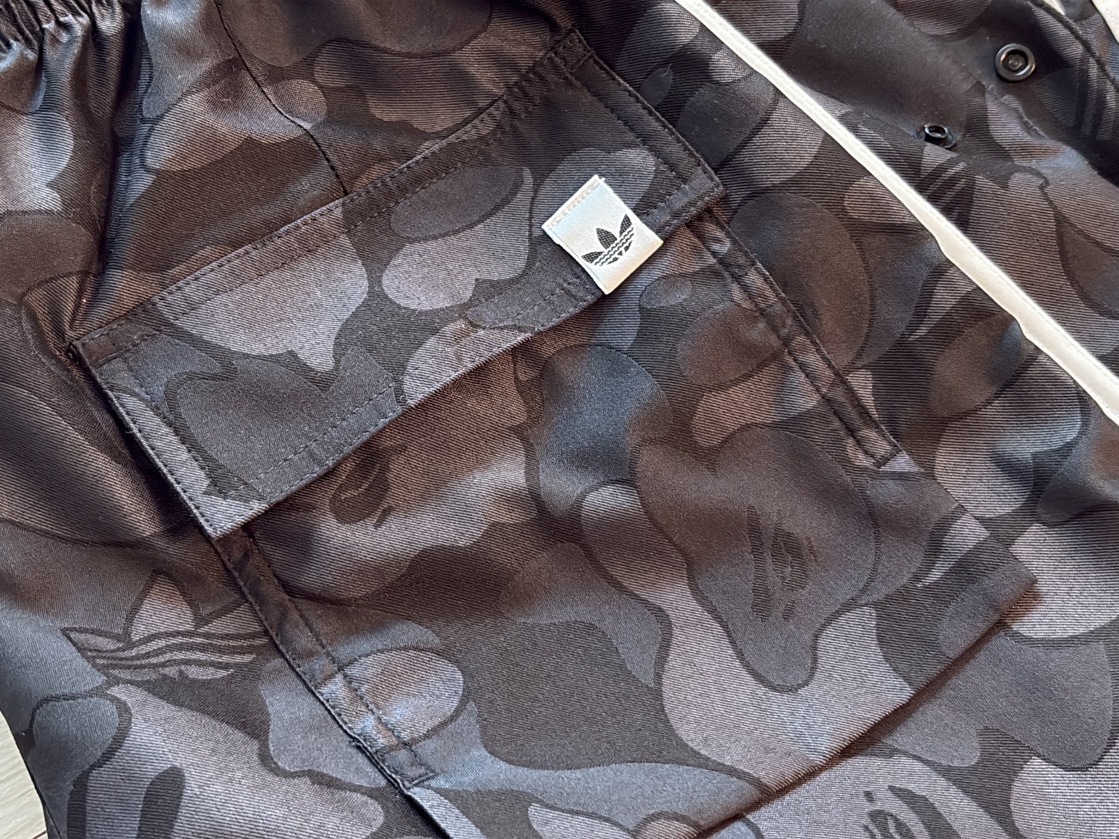 Adidas x BAPE Short Sleeve T-Shirt Earth Strata - KR Sizing, Adidas x BAPE Jacquard Pants Black - KR Sizing 착용 스타일 - 3