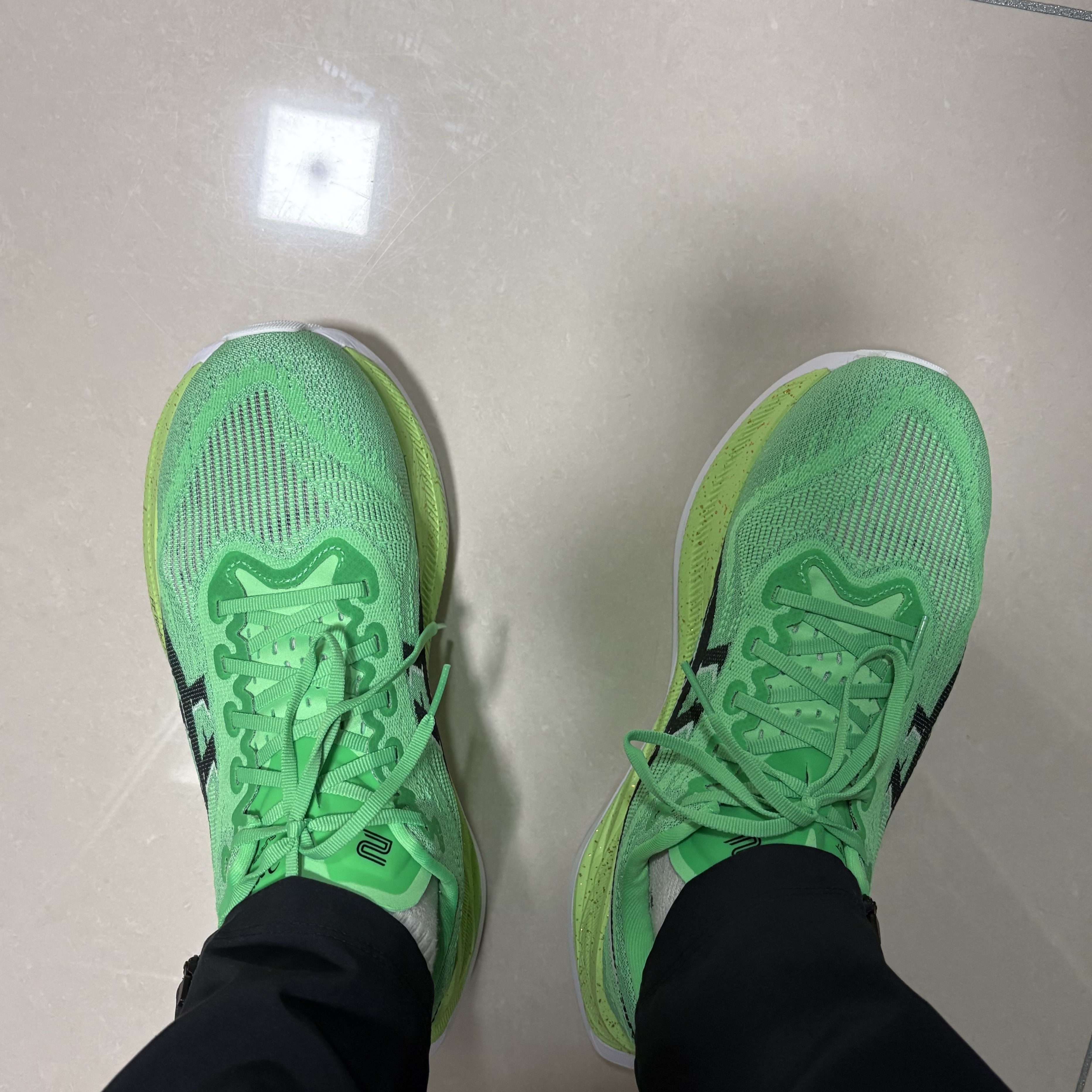 Asics Superblast 2 Ekiden Vital Green Black 착용 스타일
