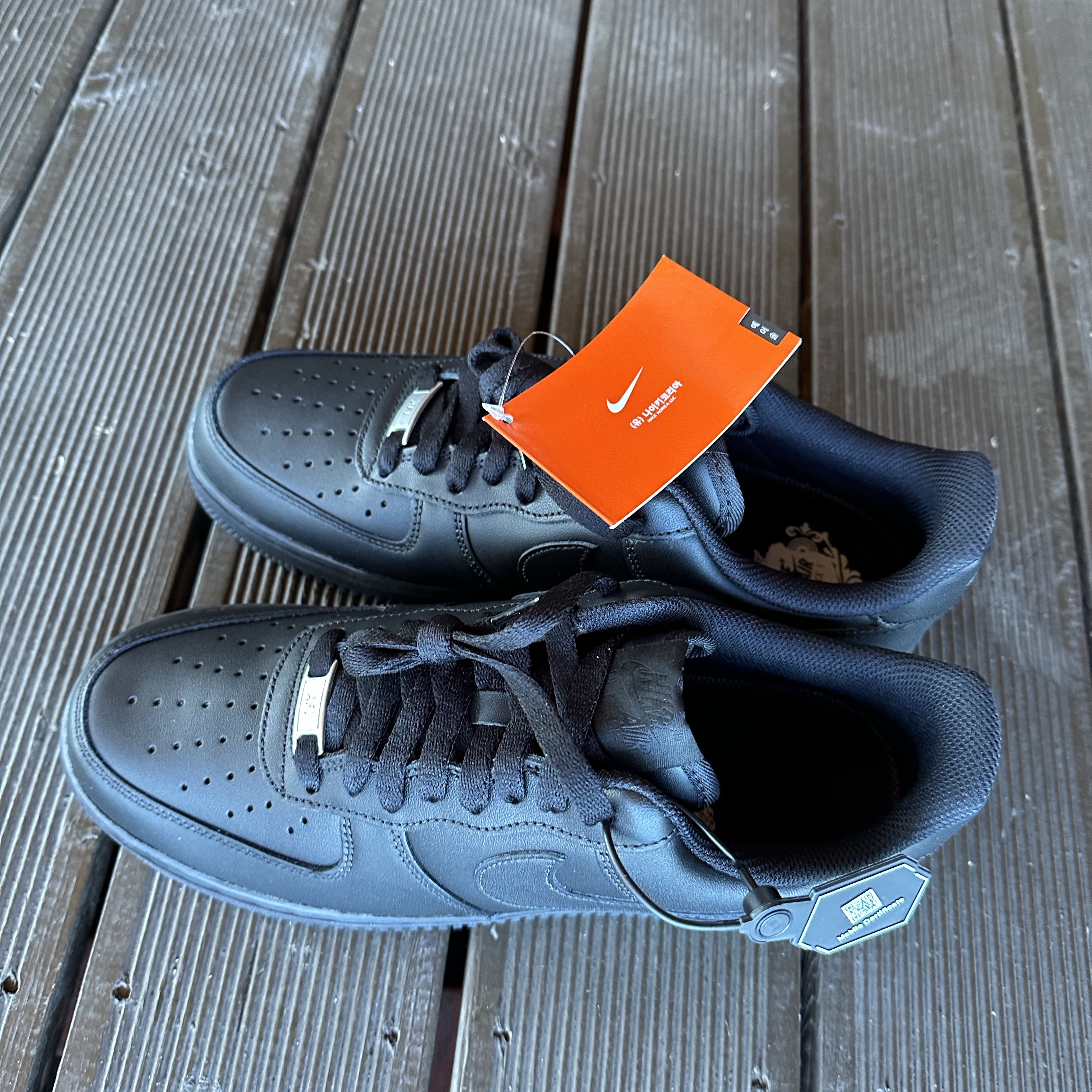 Nike Air Force 1 '07 Low Triple Black 착용 스타일 - 1