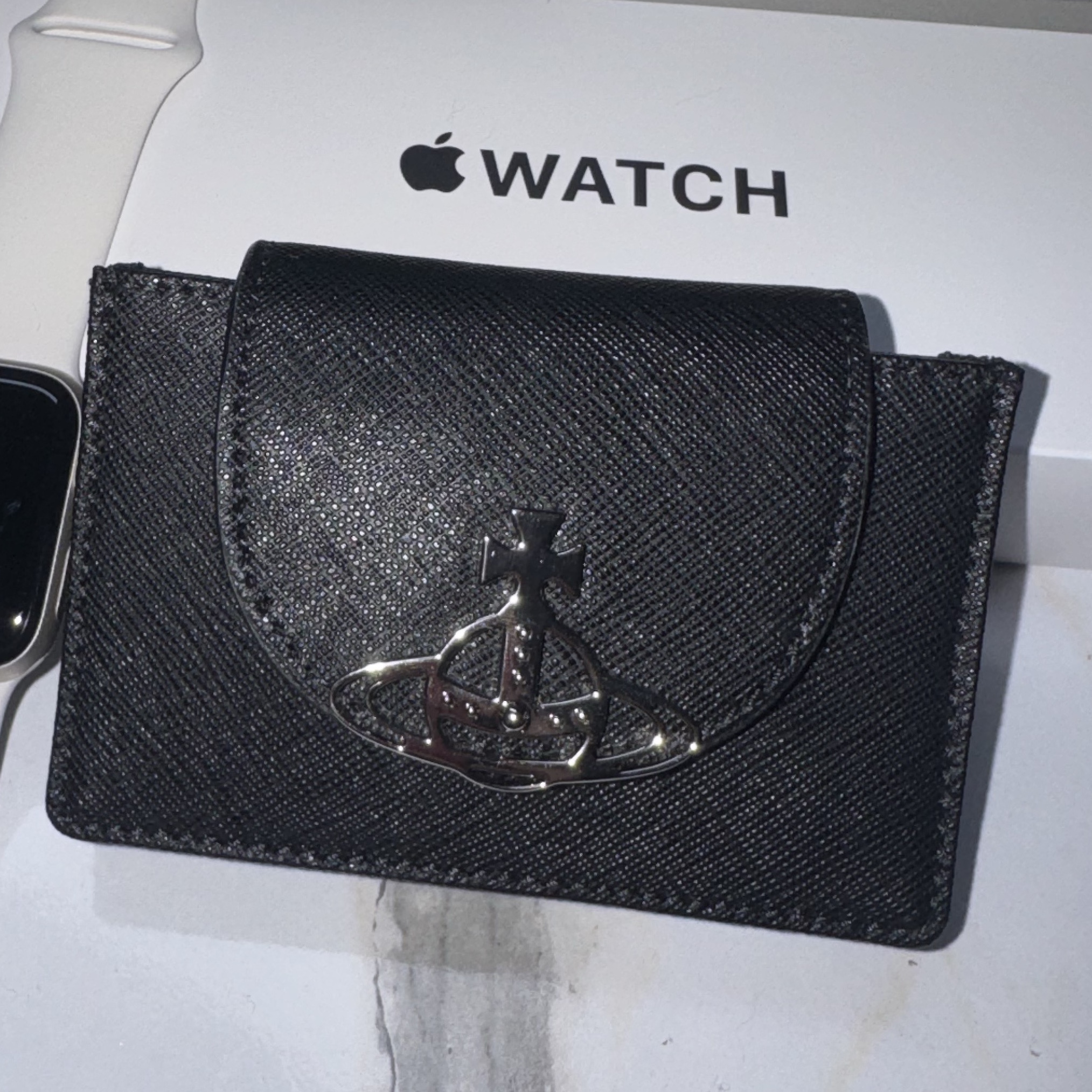 Vivienne Westwood Saffiano Flap Card Holder Black 착용 스타일