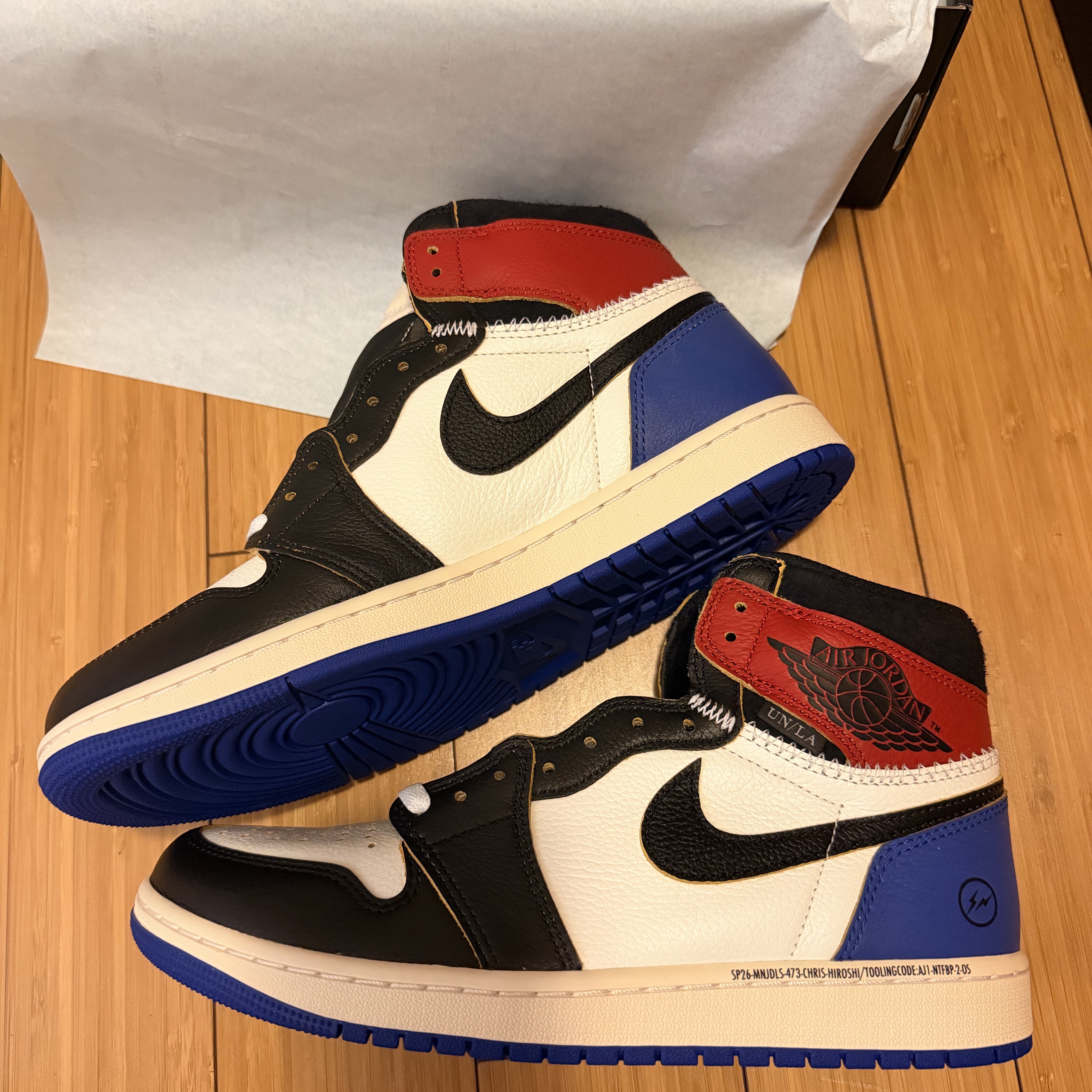 Jordan 1 x Fragment x Union LA Black and Varsity Red 착용 스타일 - 1