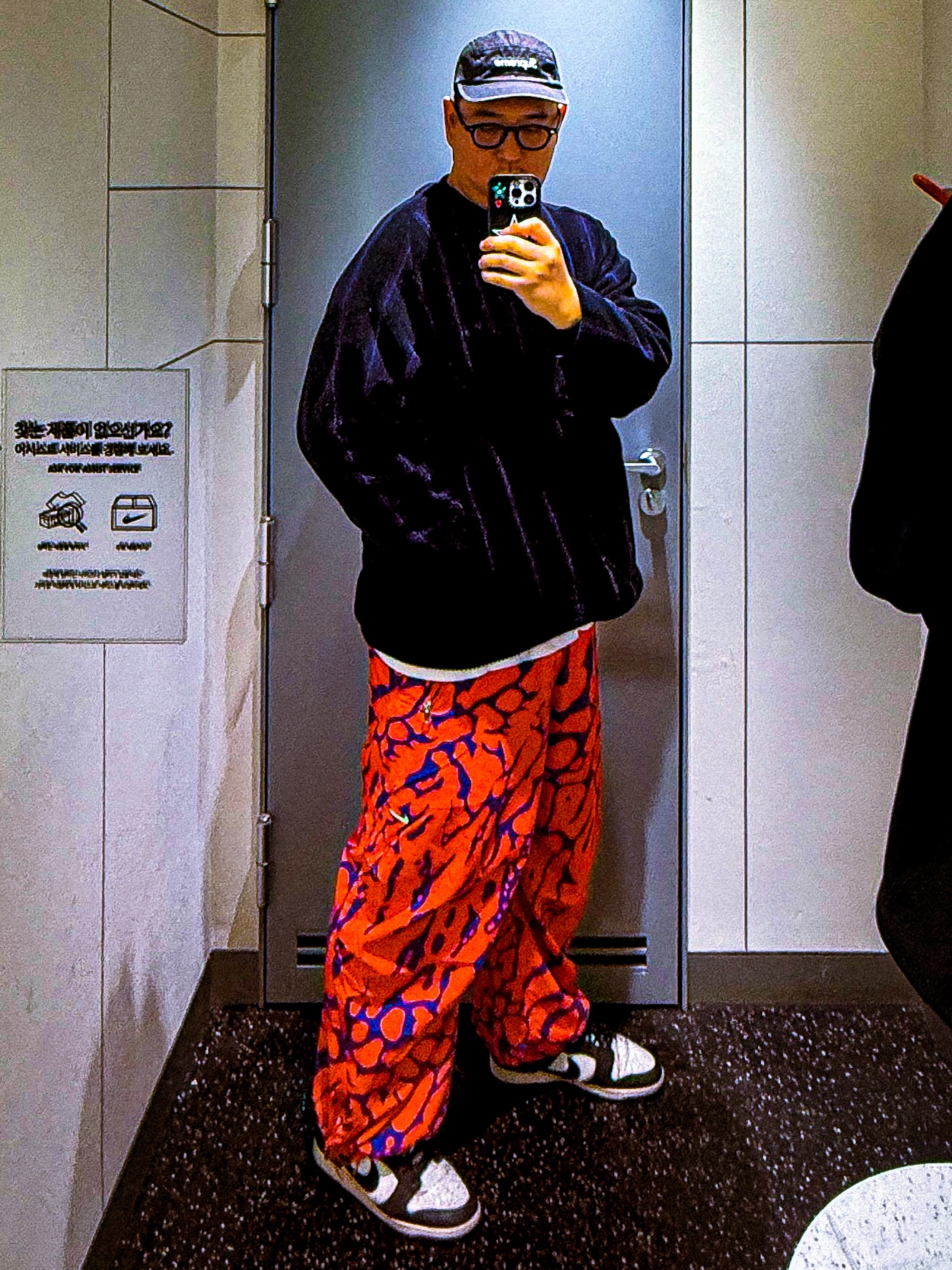 Nike Dunk Low Retro Black, Nike Project F.R.O.G. Parachute Pants Light Crimson - US/EU 착용 스타일