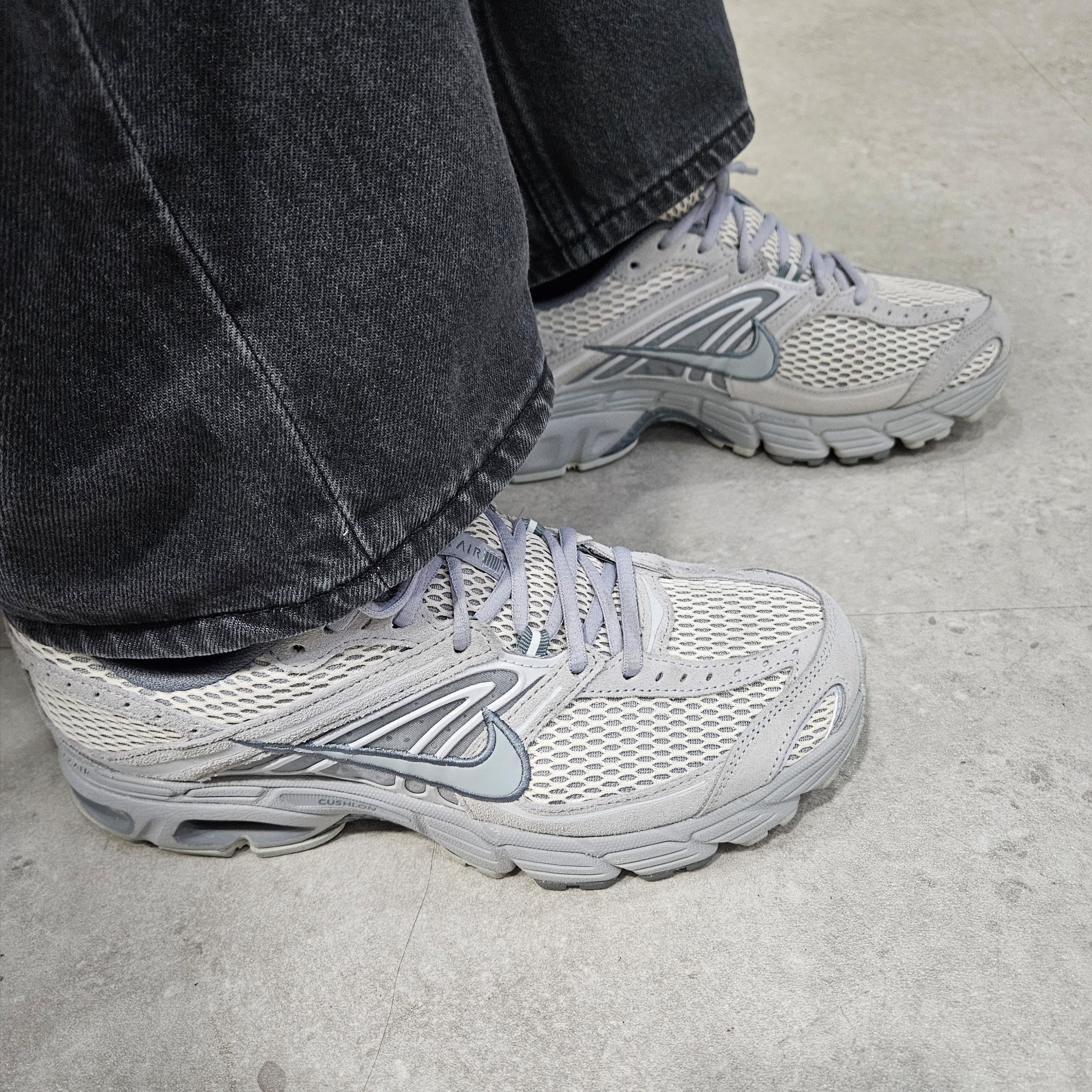 Nike Air Max Moto 2K Wolf Grey Vast Grey 착용 스타일 - 2
