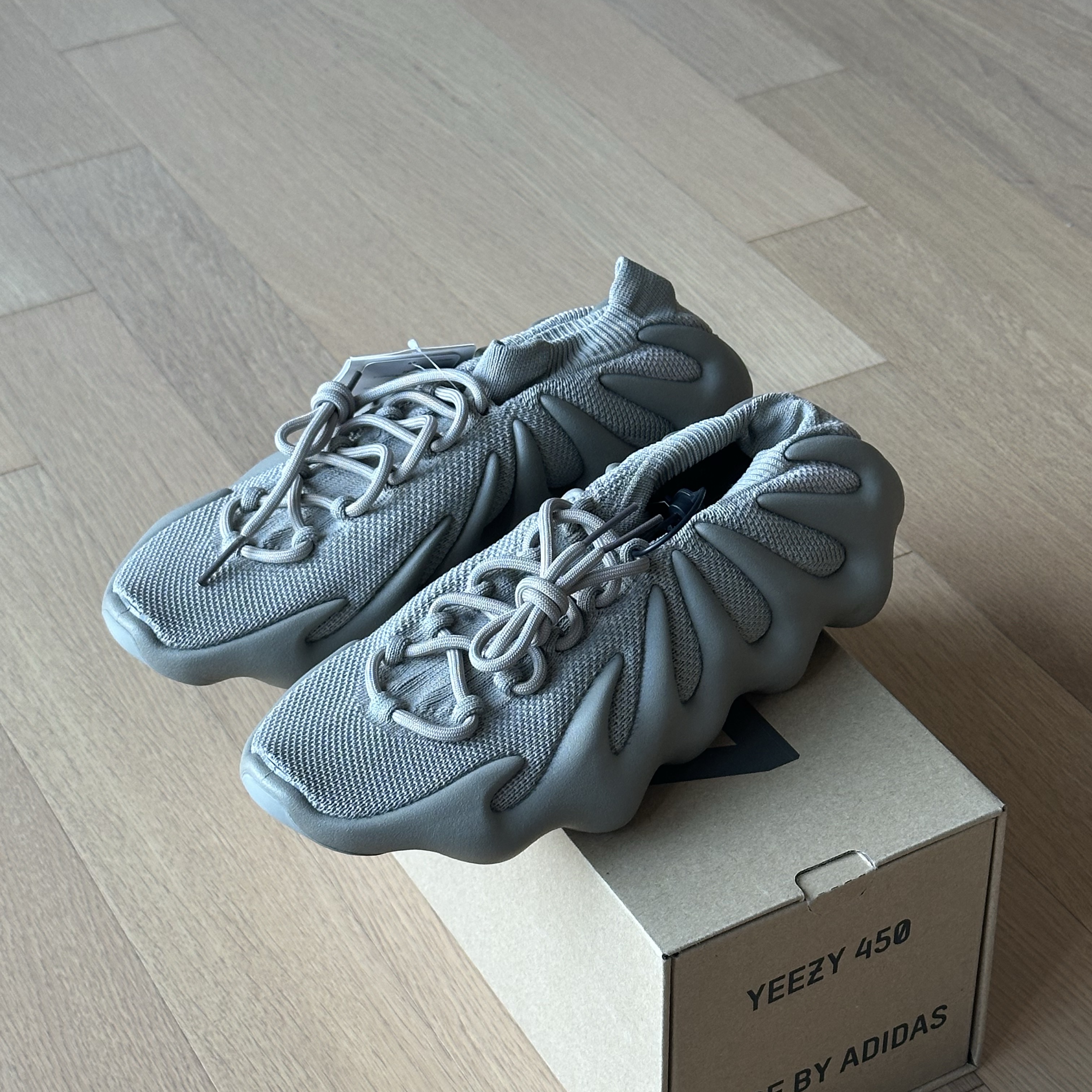 Adidas Yeezy 450 Stone Flax 착용 스타일 - 3