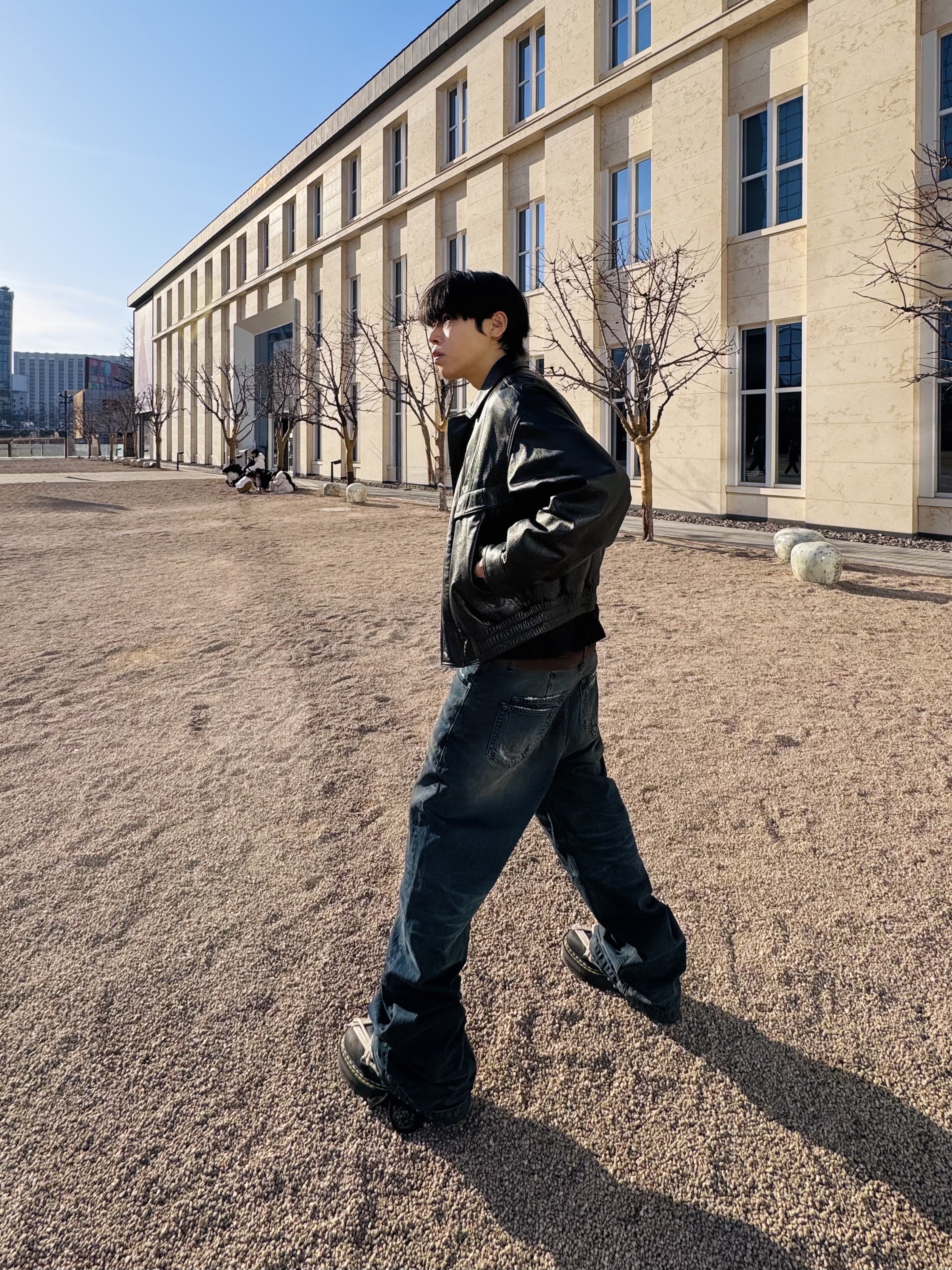 Dr. Martens x Rick Owens 1460 Quad Sole Mega Lace Boots Black, Ray-Ban Balorama Shiny Black Frame Grey Blue Light Filter Lense 착용 스타일 - 1