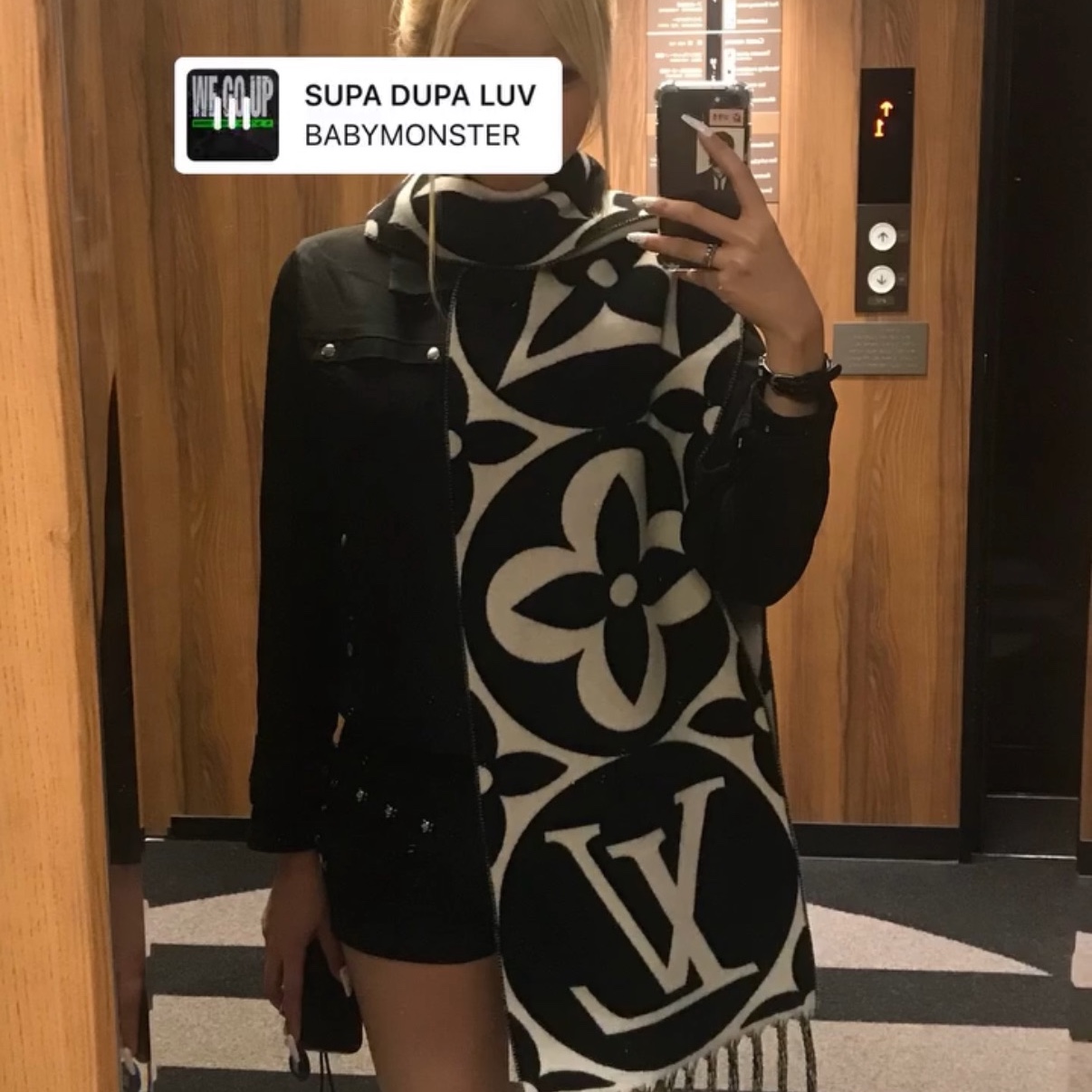 Louis Vuitton LV Medallion Muffler S00 Black 착용 스타일