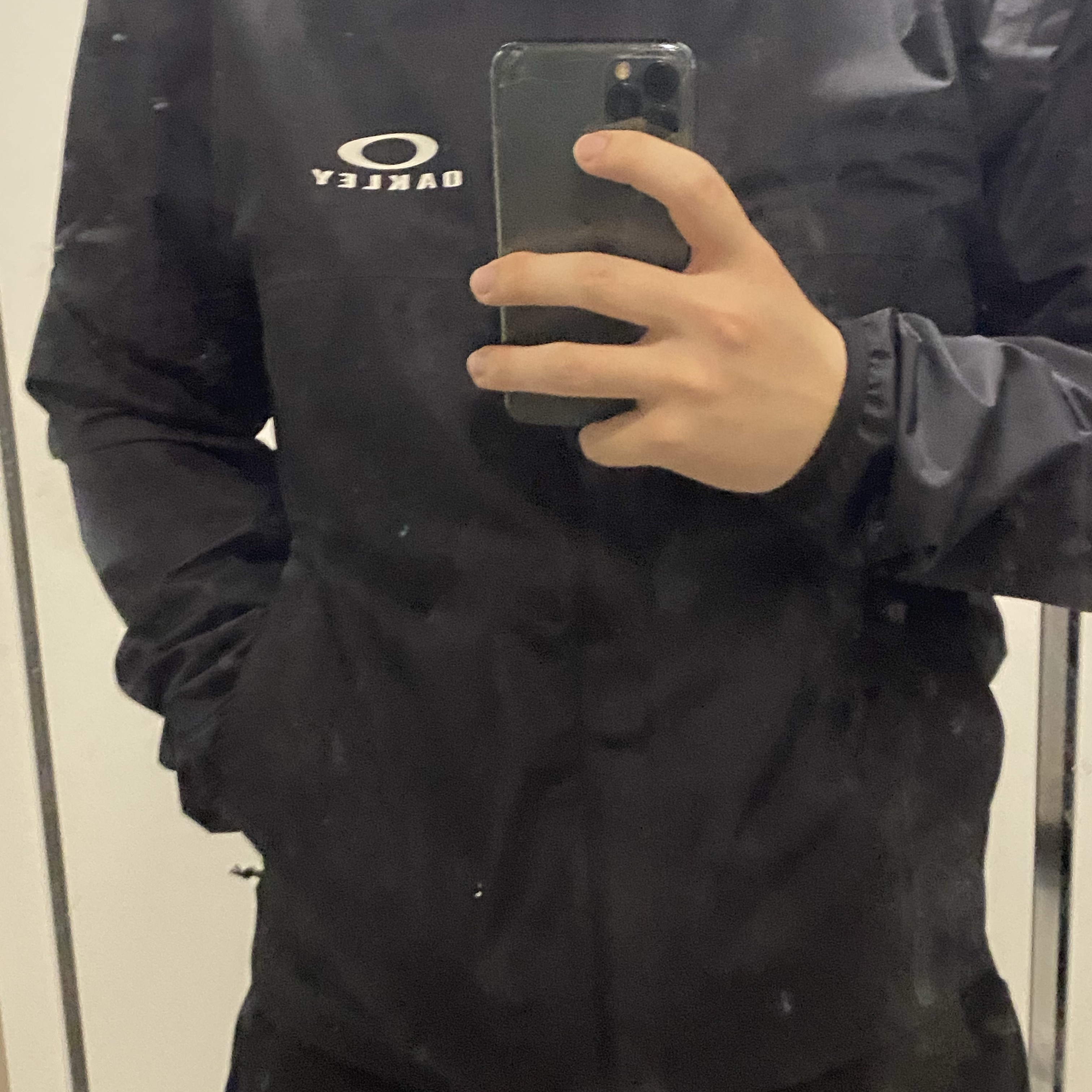 Oakley Elements Shell Jacket 2.0 Blackout 착용 스타일