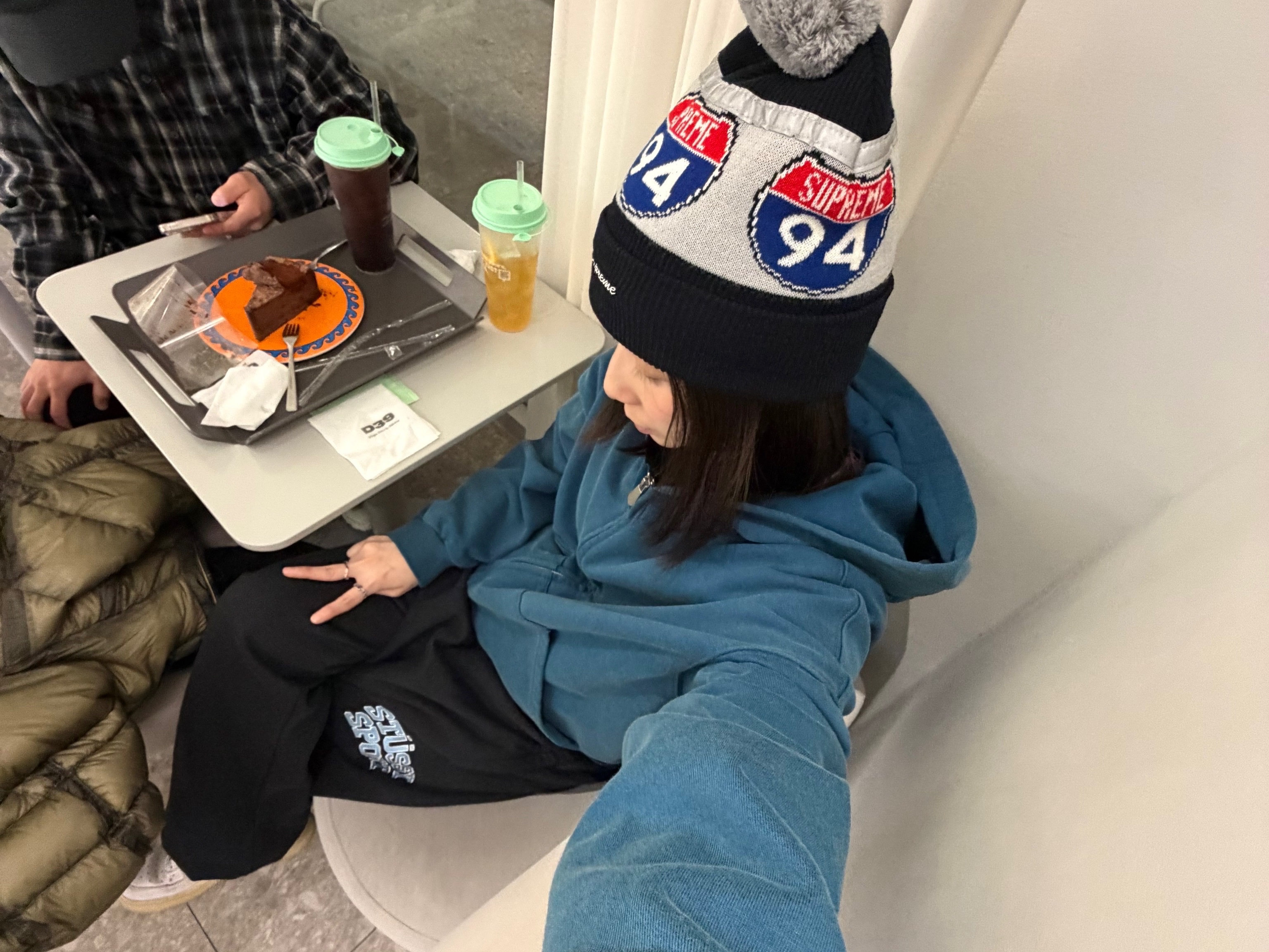 Aftermath Atm Logo Ball Cap Black, L.L.Bean Classic Fleece Pullover Regular Charcoal Heather 착용 스타일 - 5