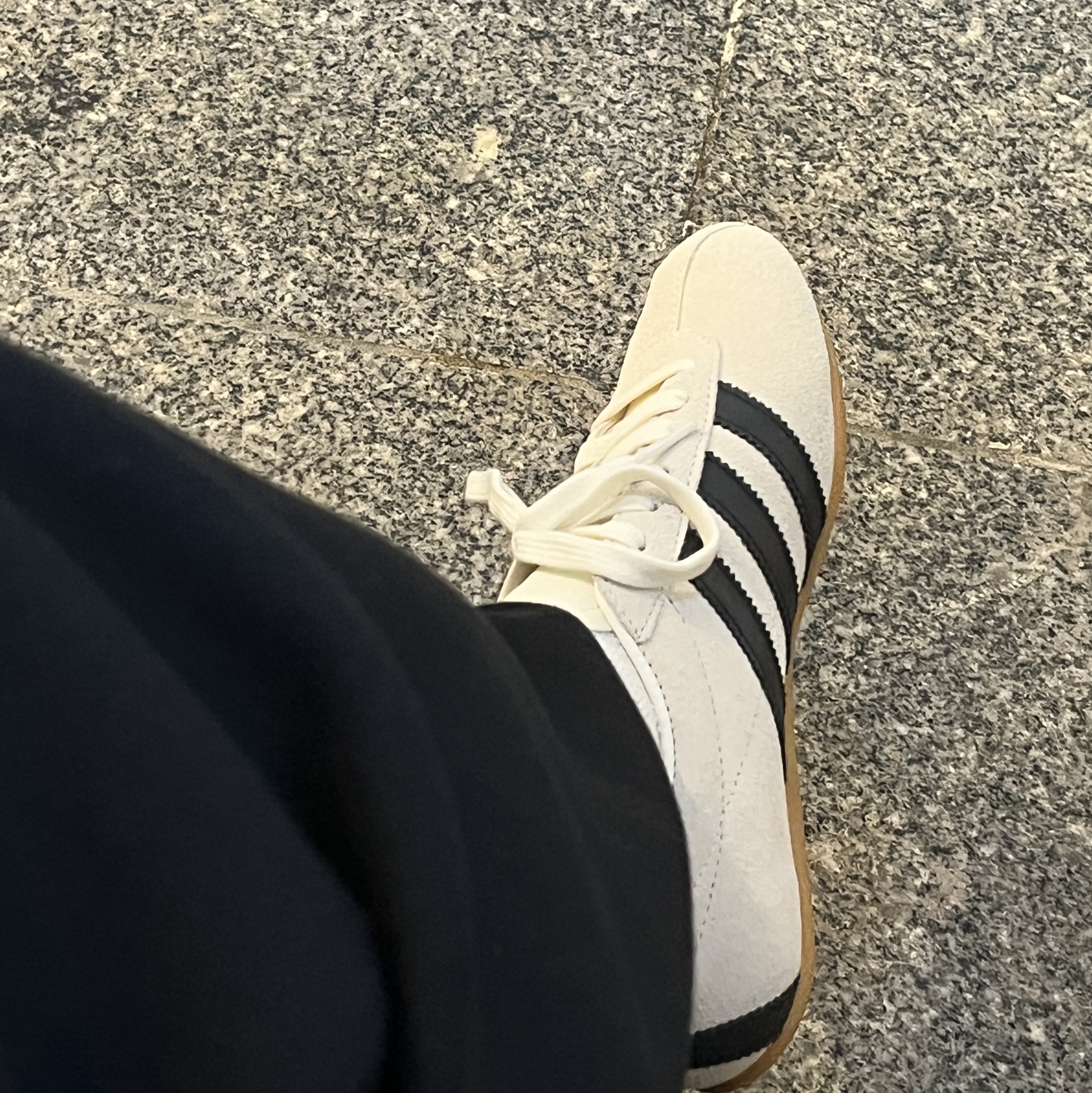(W) Adidas Tokyo Off White Core Black 착용 스타일
