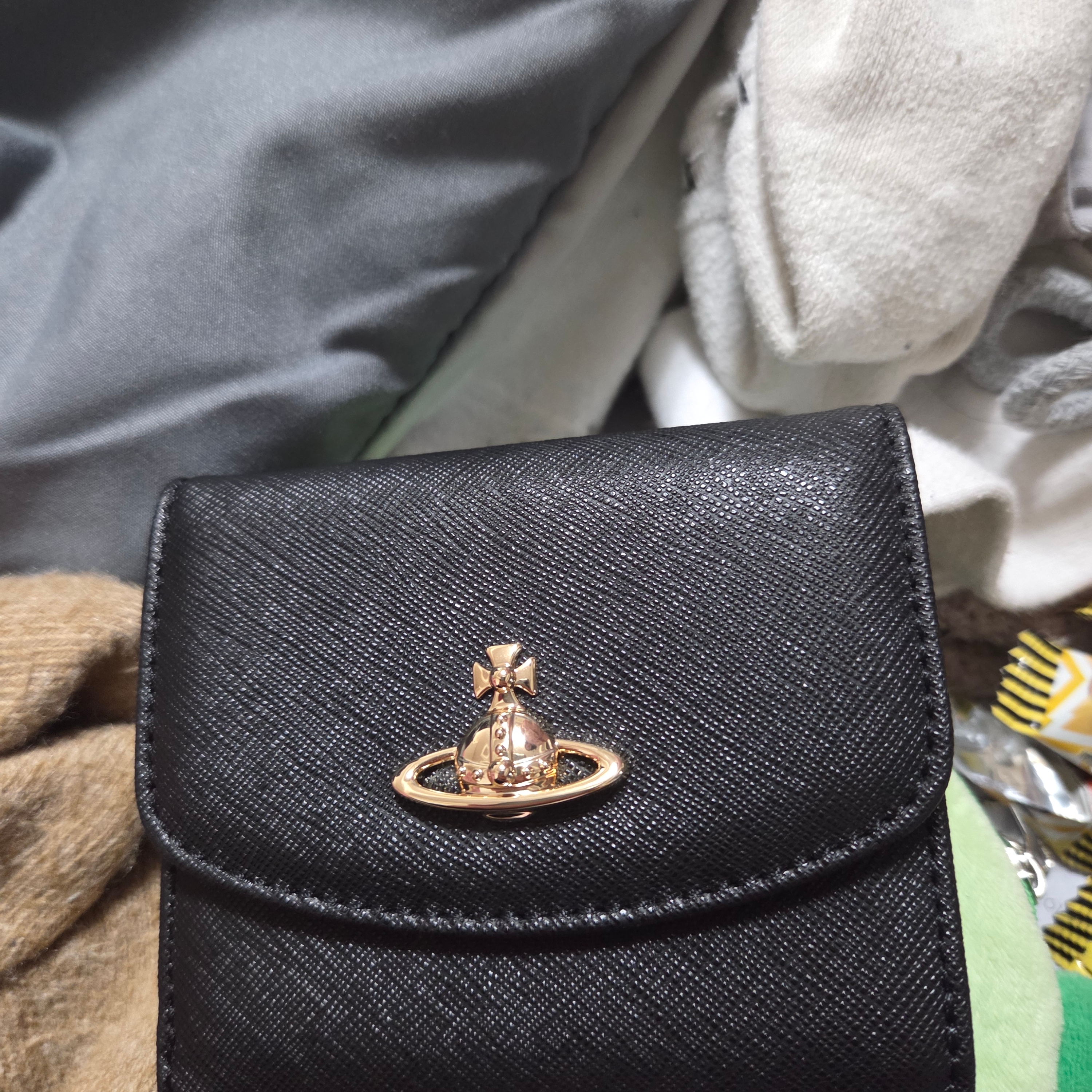Vivienne Westwood Re-Vegan Biogreen Saffiano Small Bi-Fold Wallet Black 착용 스타일