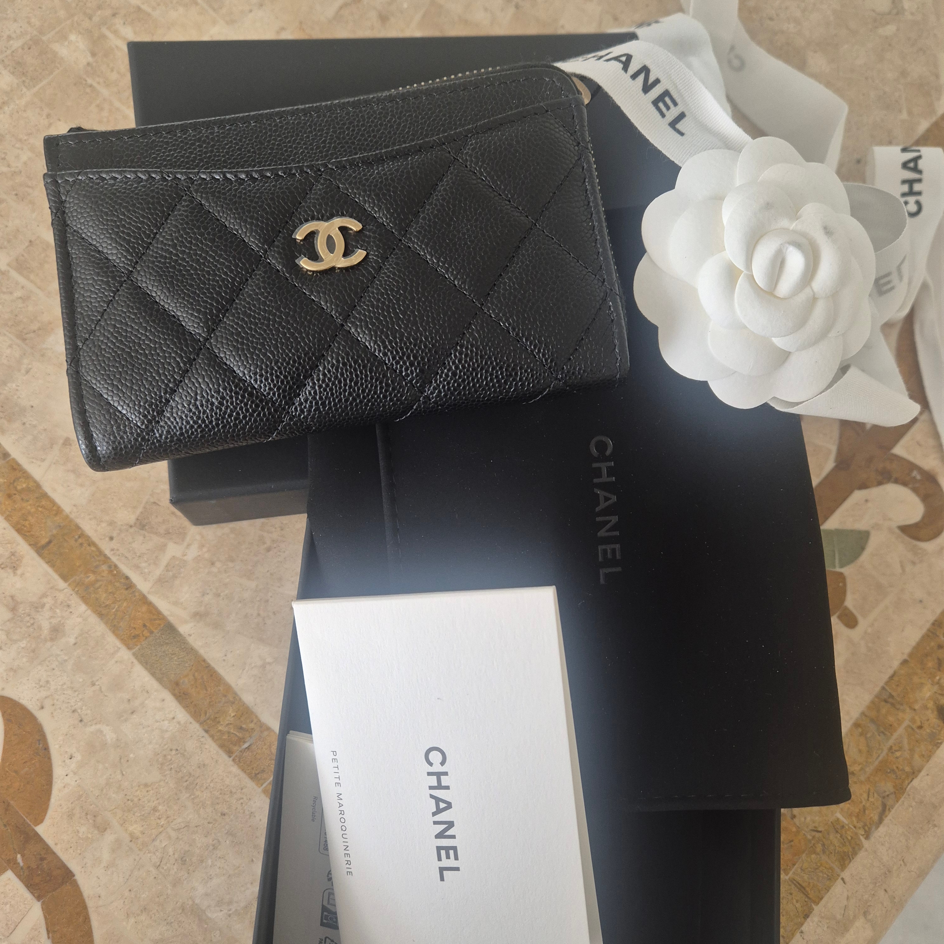 Chanel Card Holder Grained Shiny Calfskin & Gold Black 착용 스타일