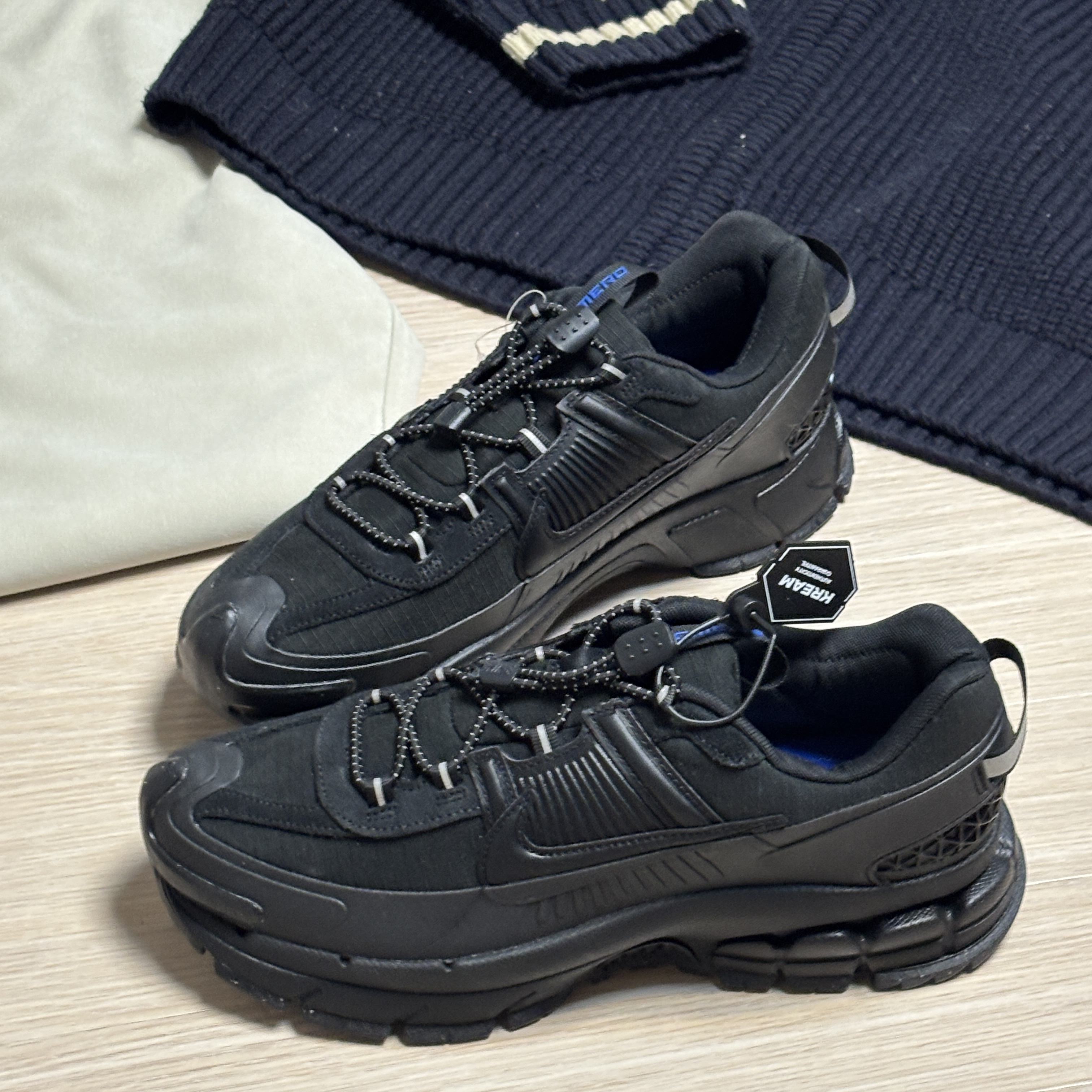 Nike Zoom Vomero Roam Black Racer Blue 착용 스타일 - 2